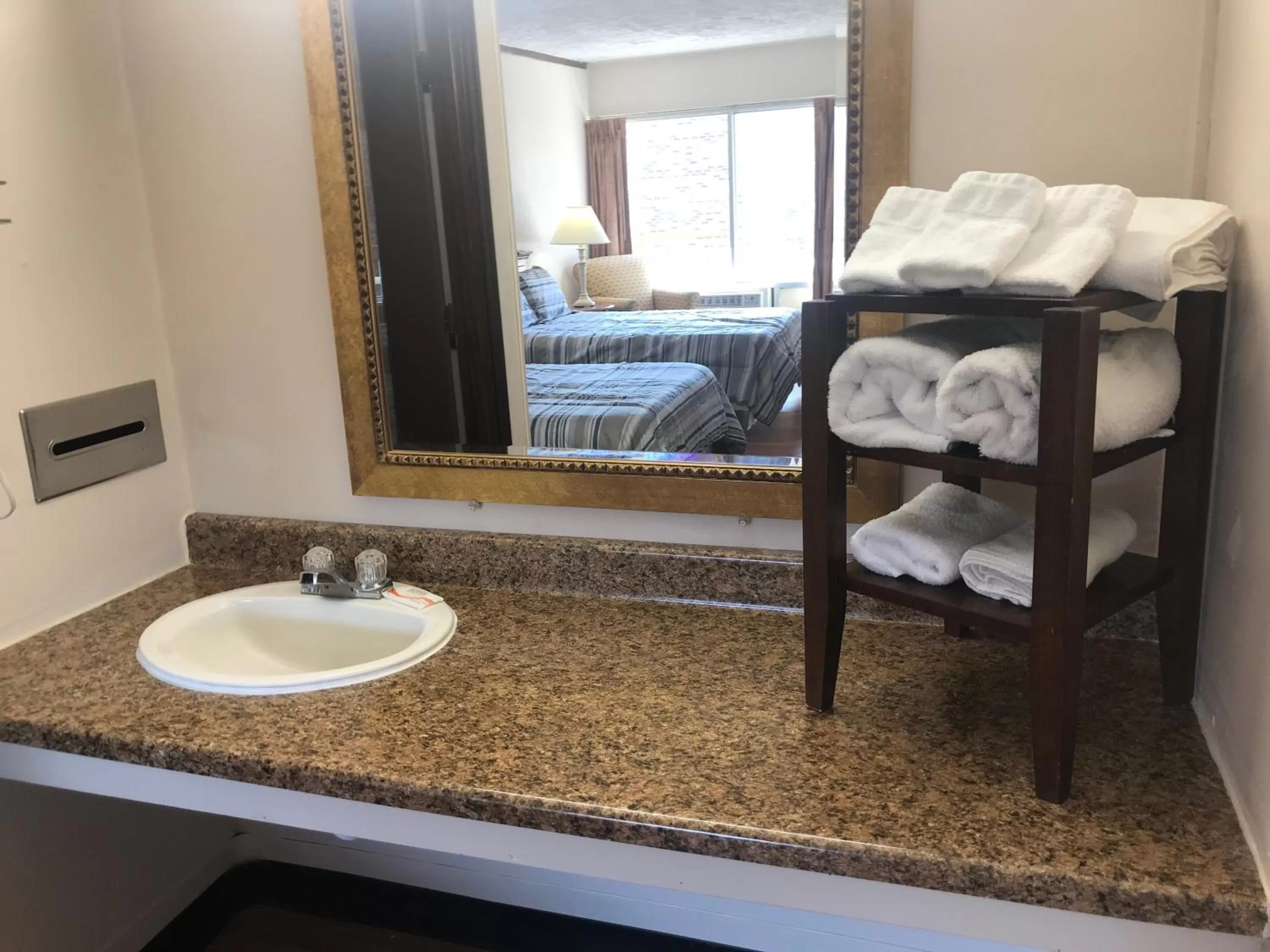 Bathroom, Bed in Daniel Boone Motor Inn