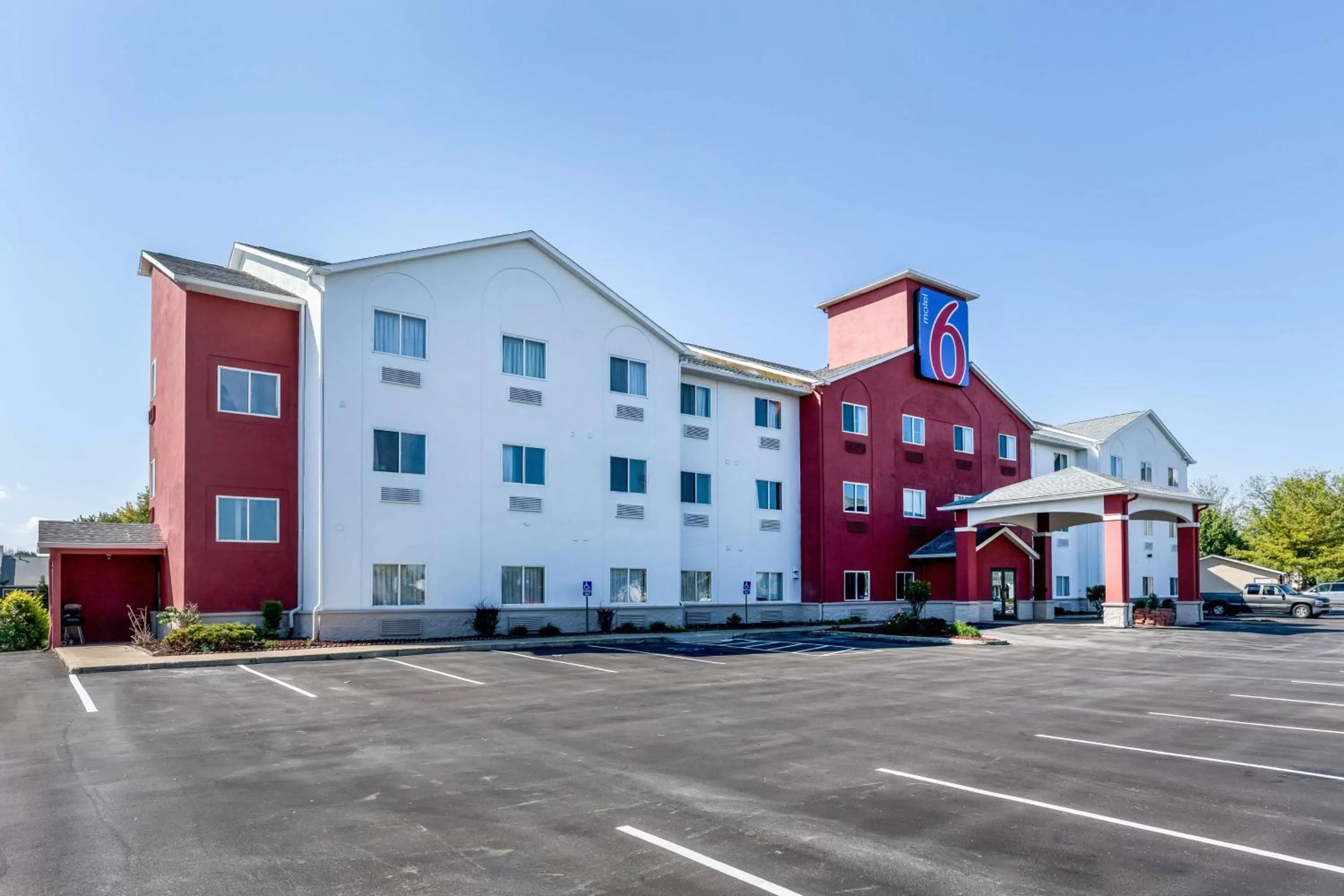 Property building in Motel 6-Indianapolis, IN - Southport