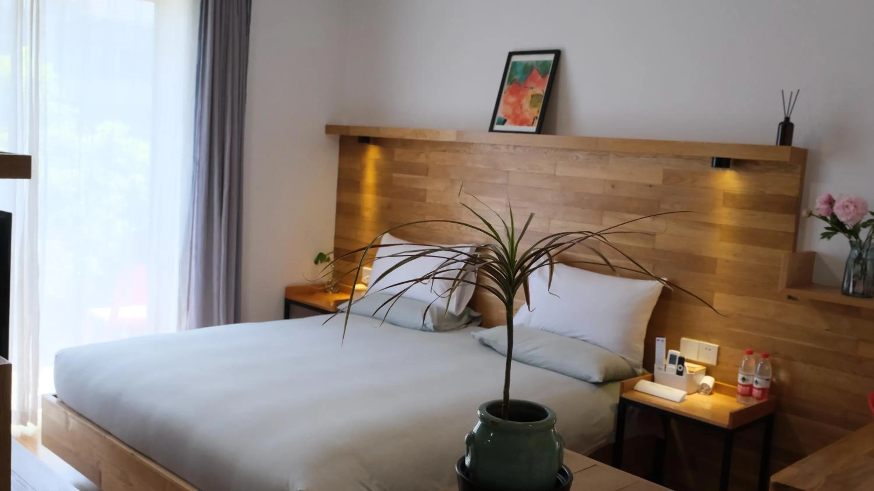 Photo of the whole room, Bed in Rock&Wood Cozy House