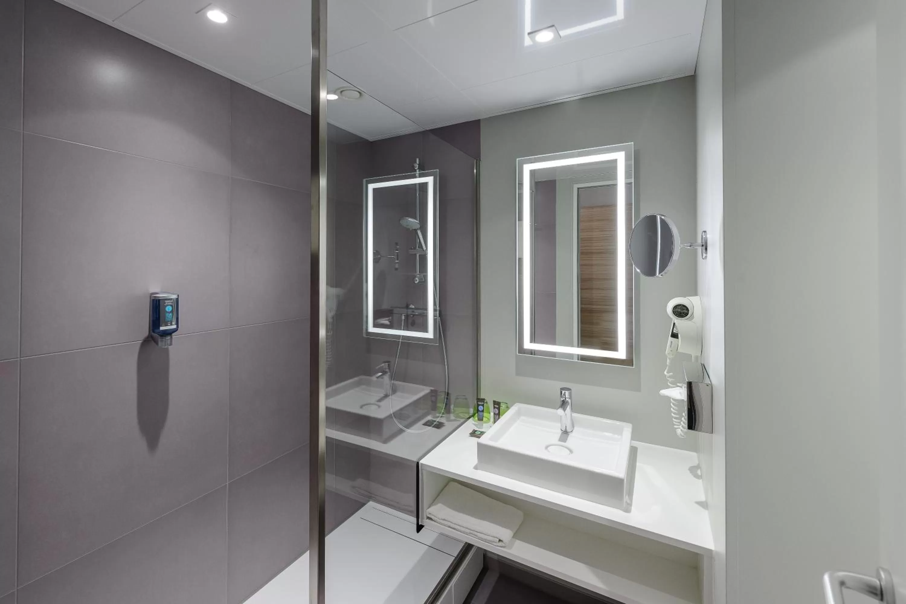 Bathroom in Novotel Köln City