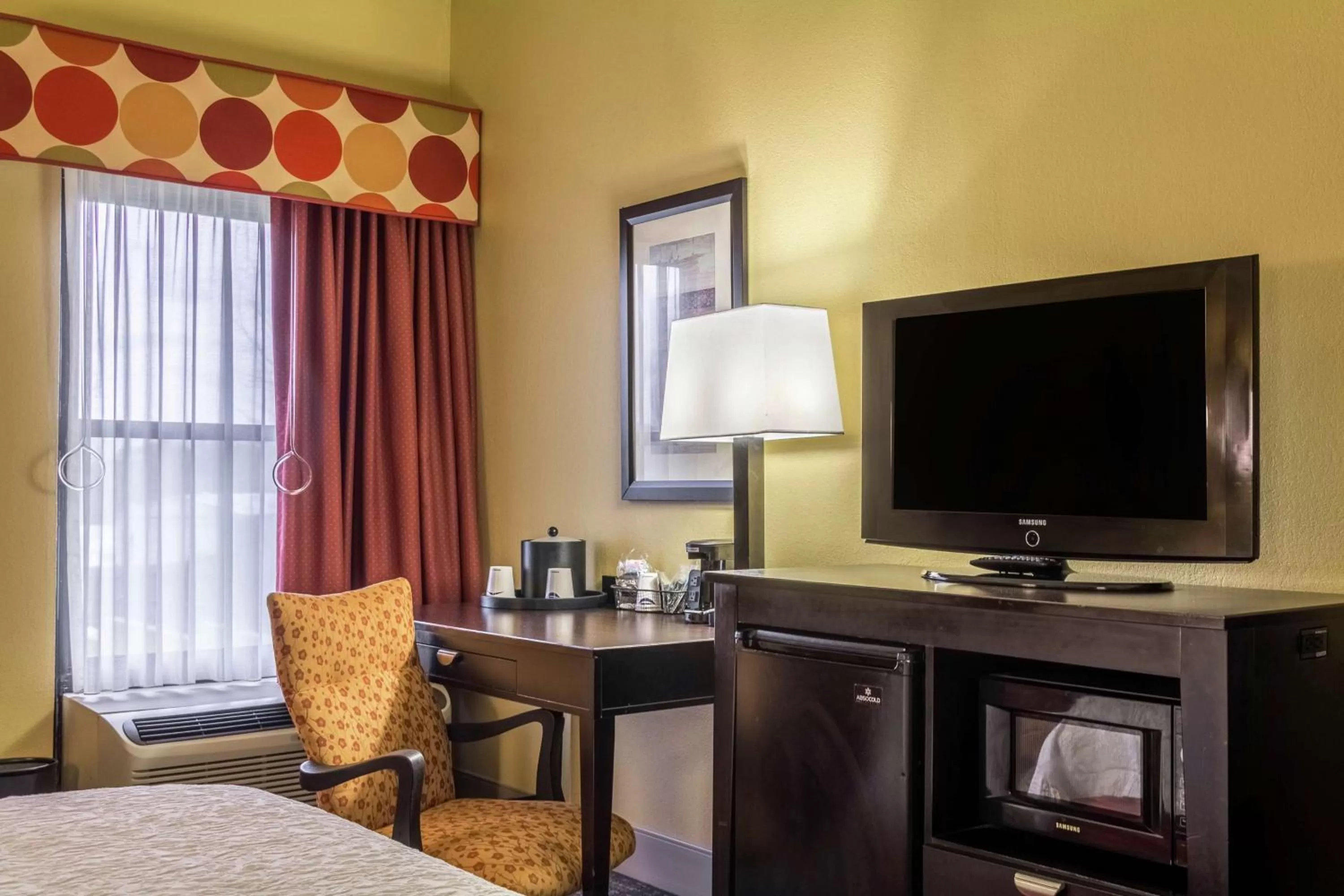 Bedroom, TV/Entertainment Center in Hampton Inn Clinton