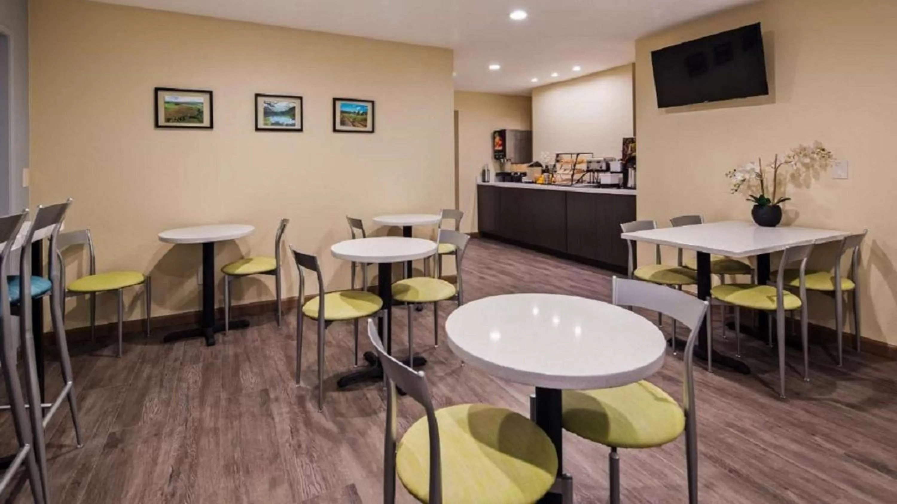 Restaurant/places to eat in SureStay Hotel by Best Western Fairfield Napa Valley