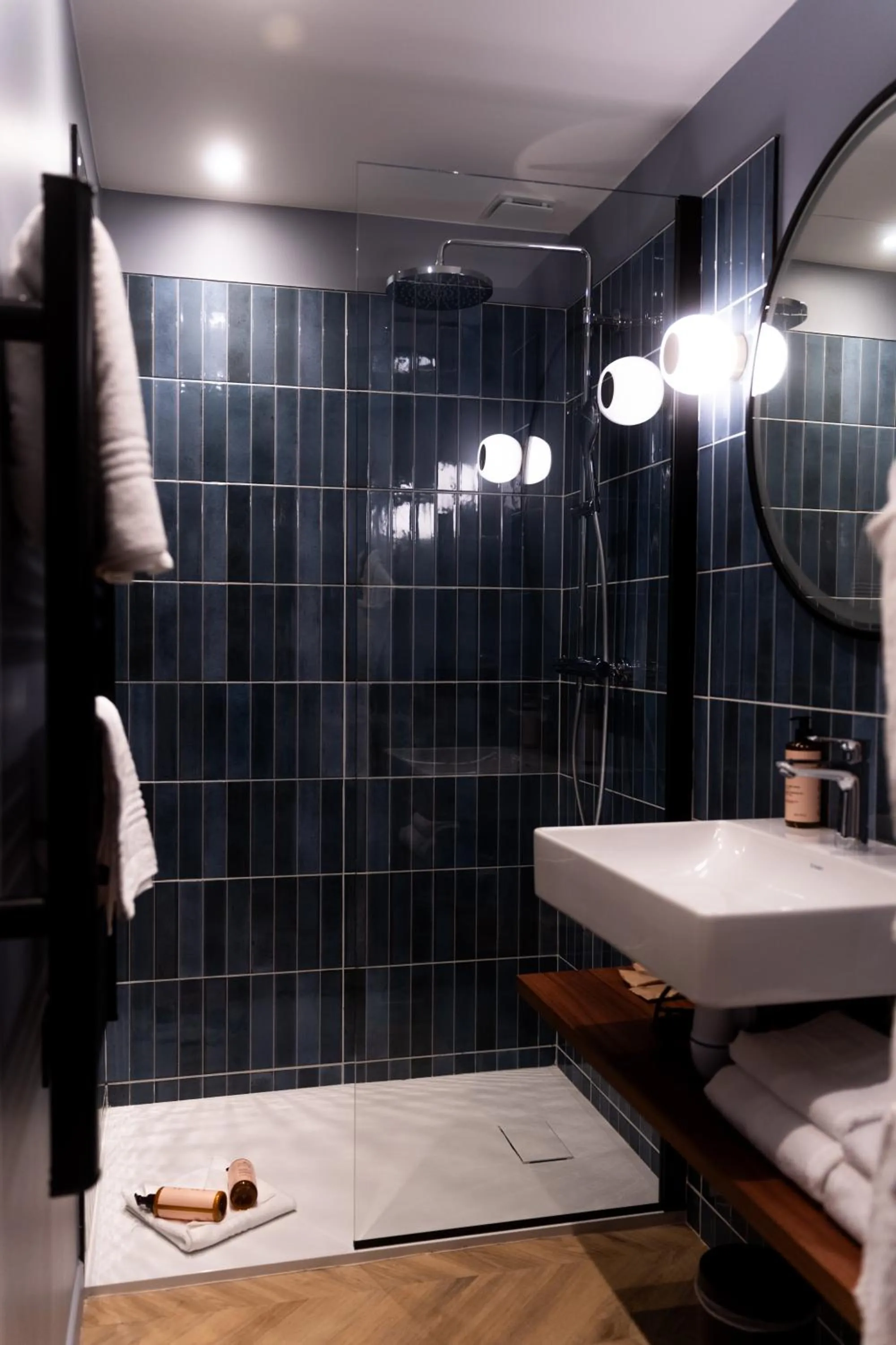 Shower in Mercure Paris Tour Eiffel Pont Mirabeau