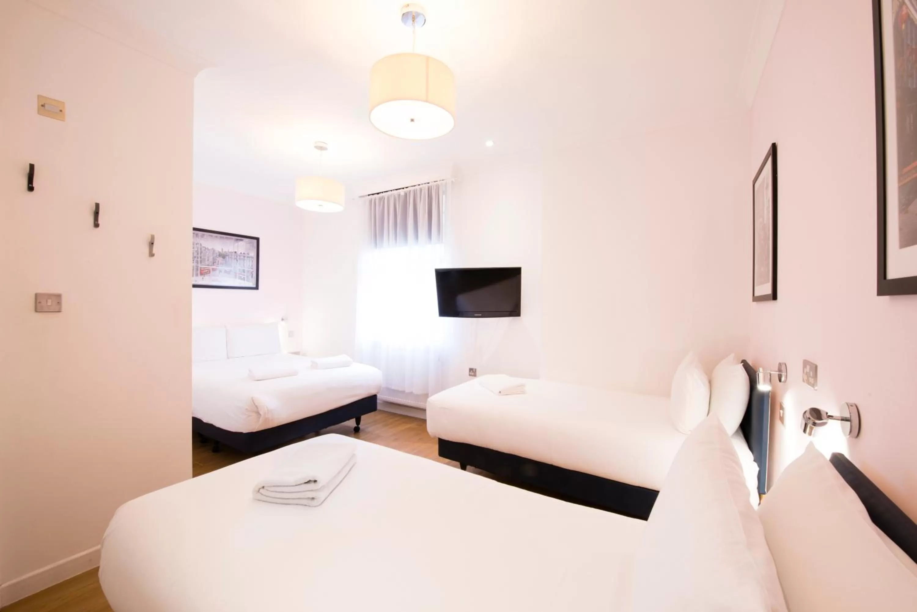 Photo of the whole room, Bed in The California - London Kings Cross