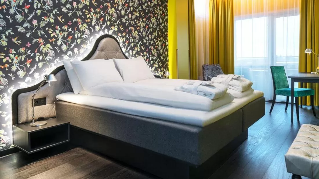 Property building, Bed in Thon Hotel Bergen Airport