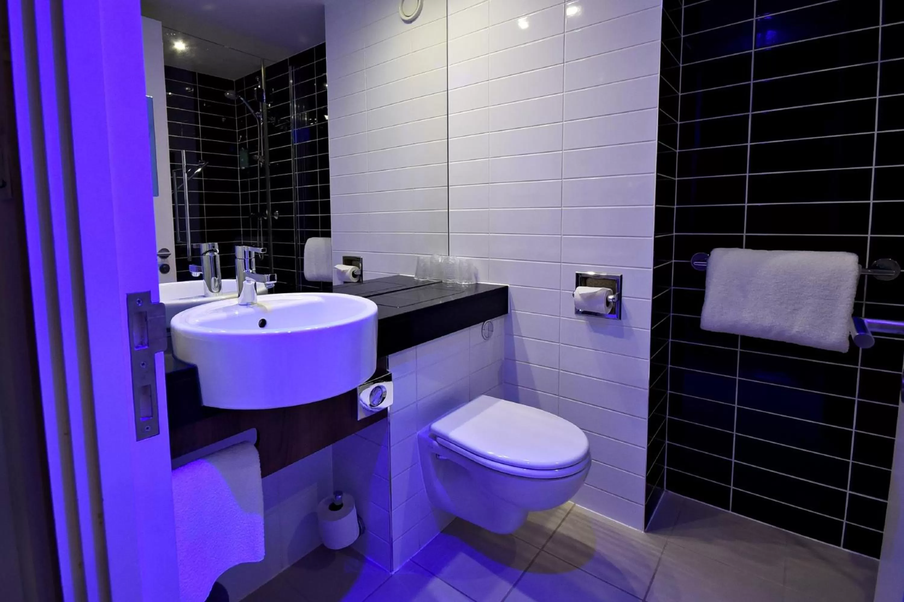 Photo of the whole room in Holiday Inn Express Manchester City Centre Arena by IHG