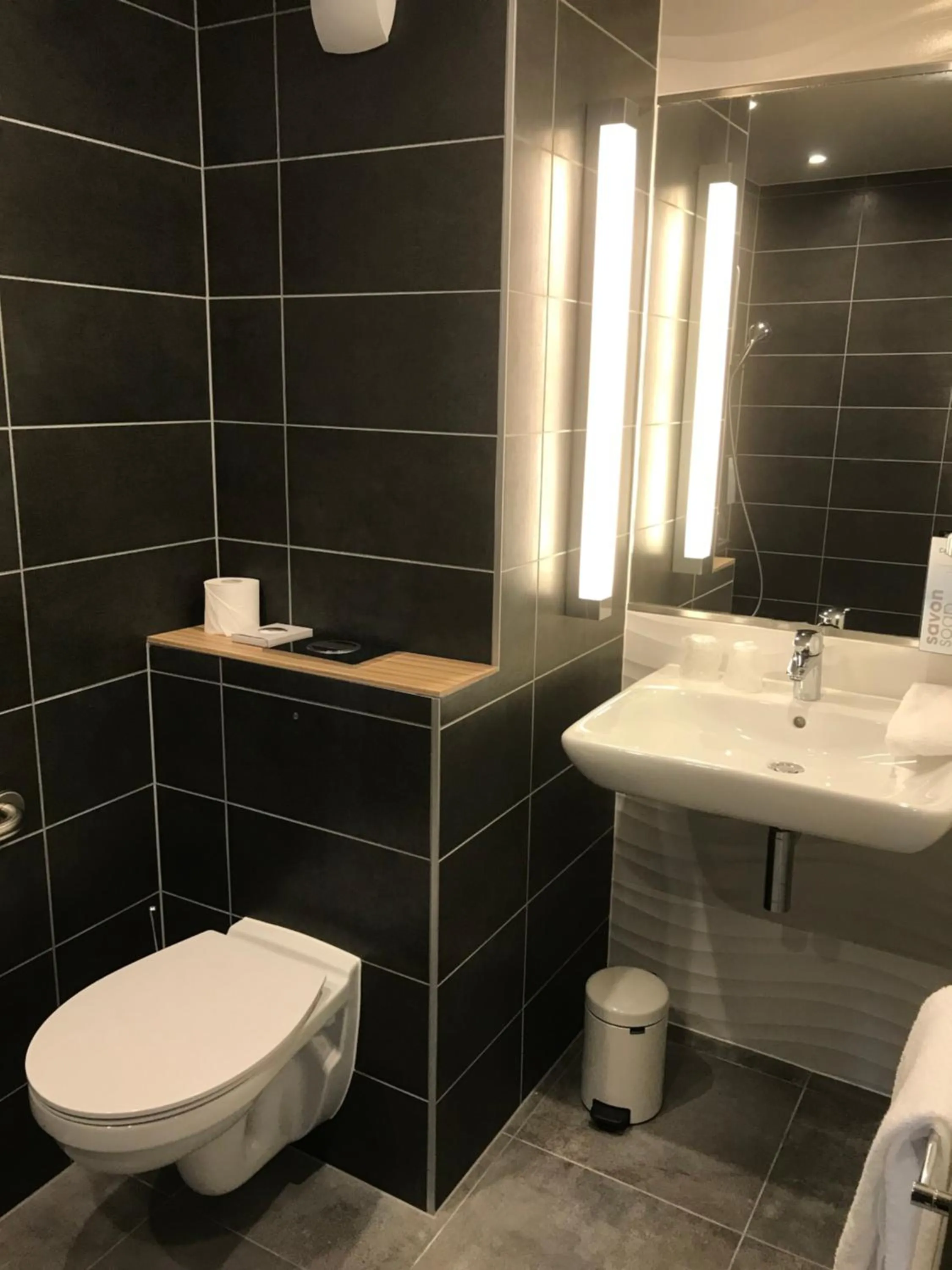 Bathroom in Campanile Annemasse Est Findrol CHAL