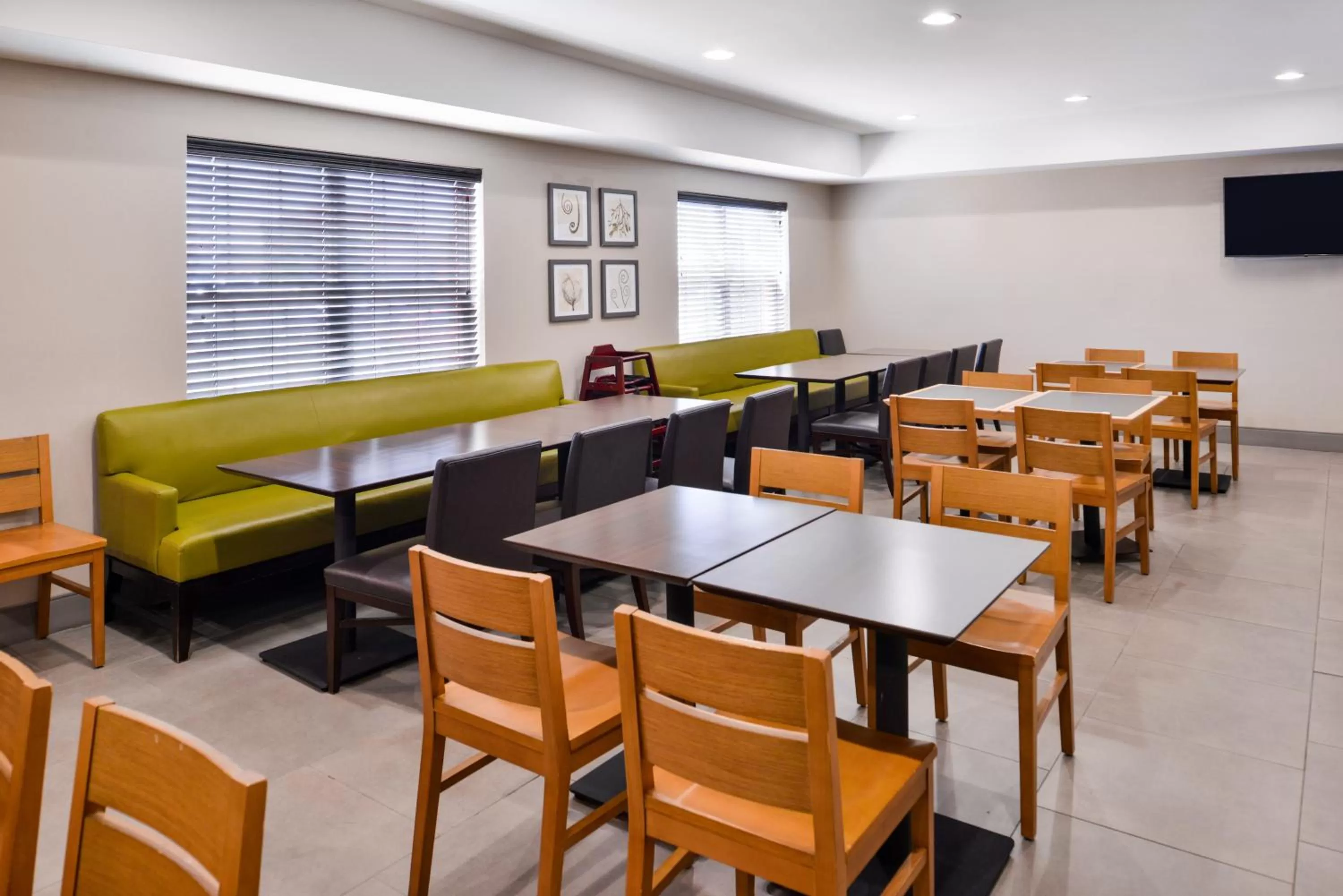 Restaurant/places to eat in Country Inn & Suites by Radisson, Tinley Park, IL