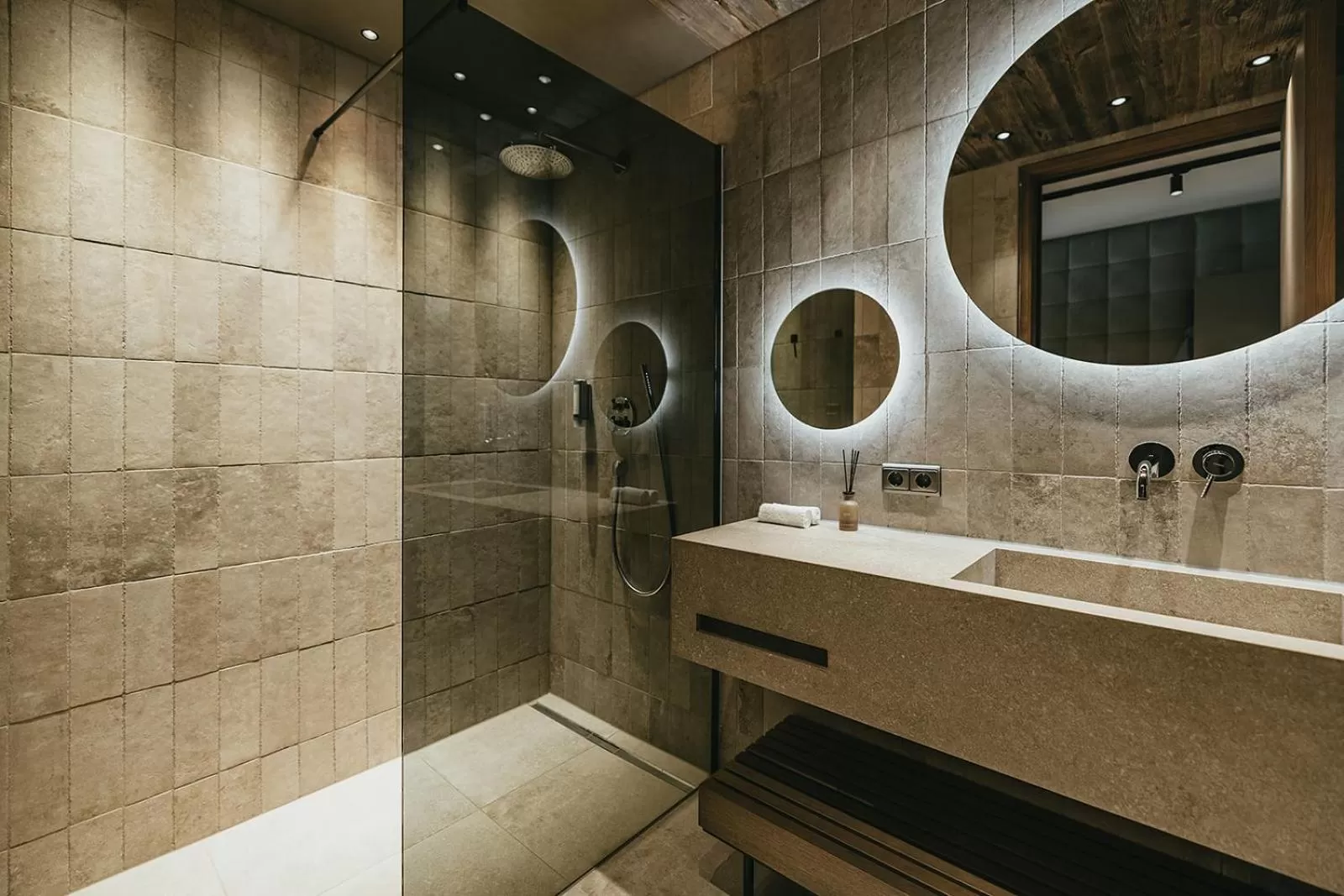Shower in The Black Eagle Luxury Appartements