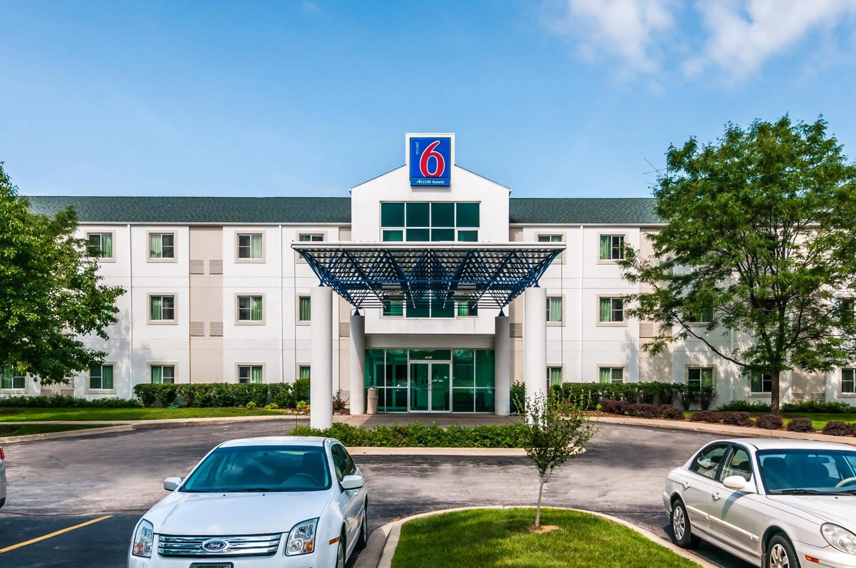 Facade/entrance in Motel 6-Joliet, IL - Chicago - I-55