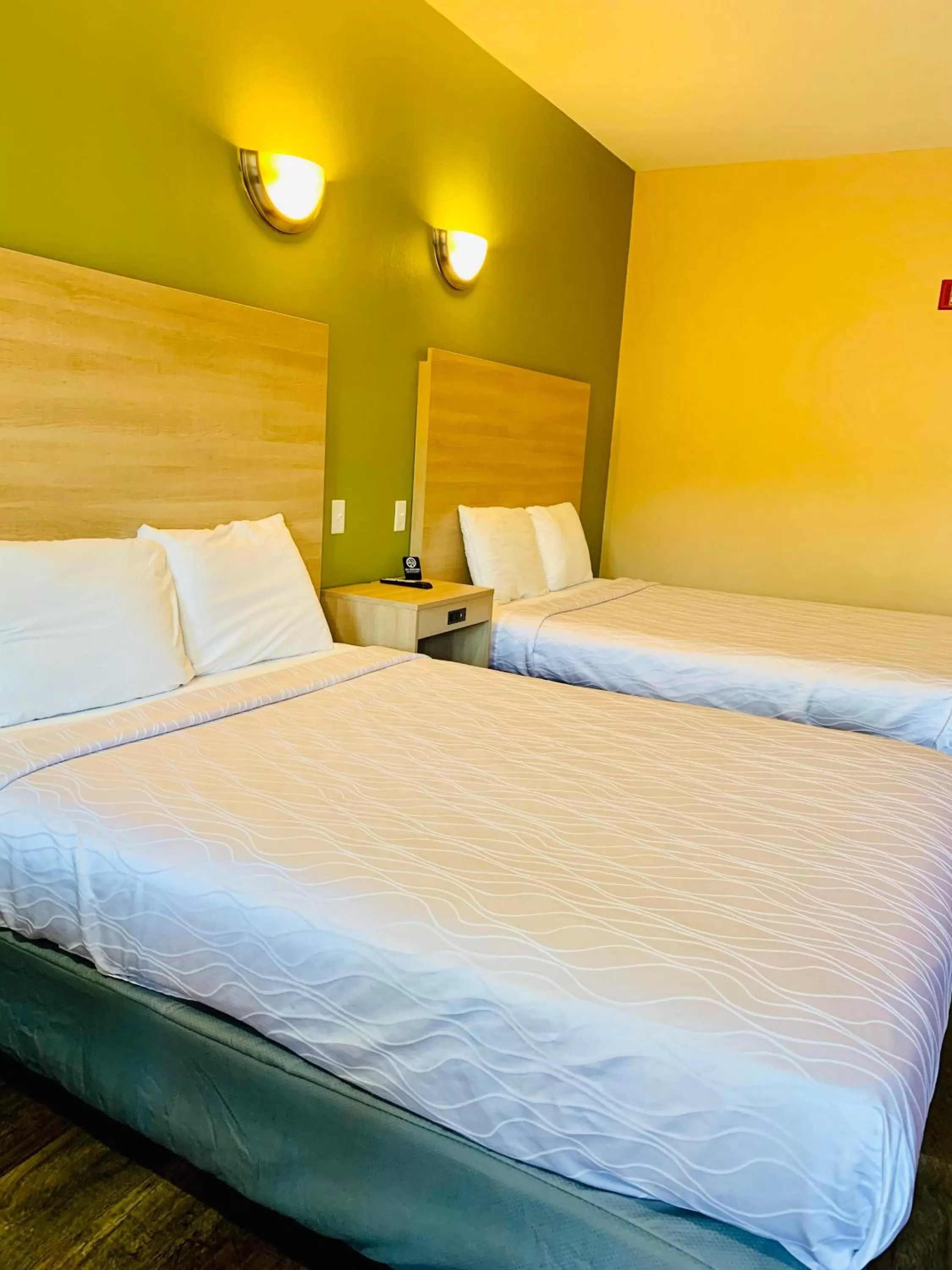 Bed in Weston Inn & Suites