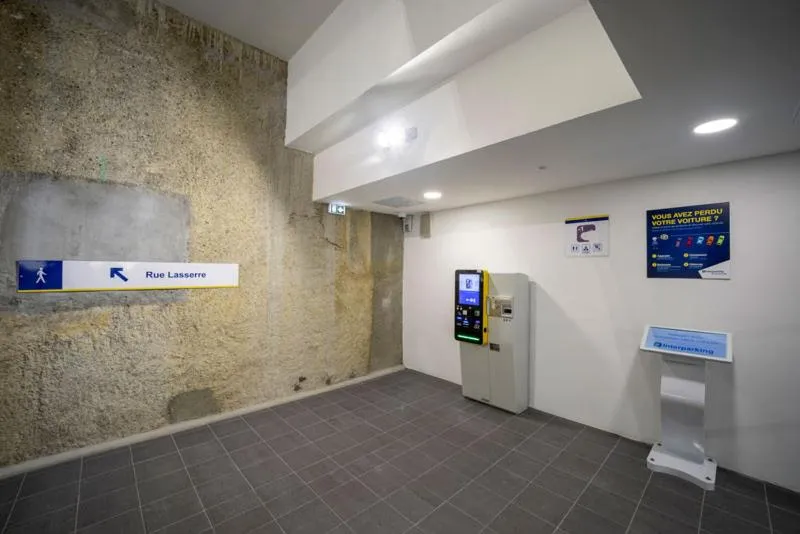 Parking in Hôtel du Commerce