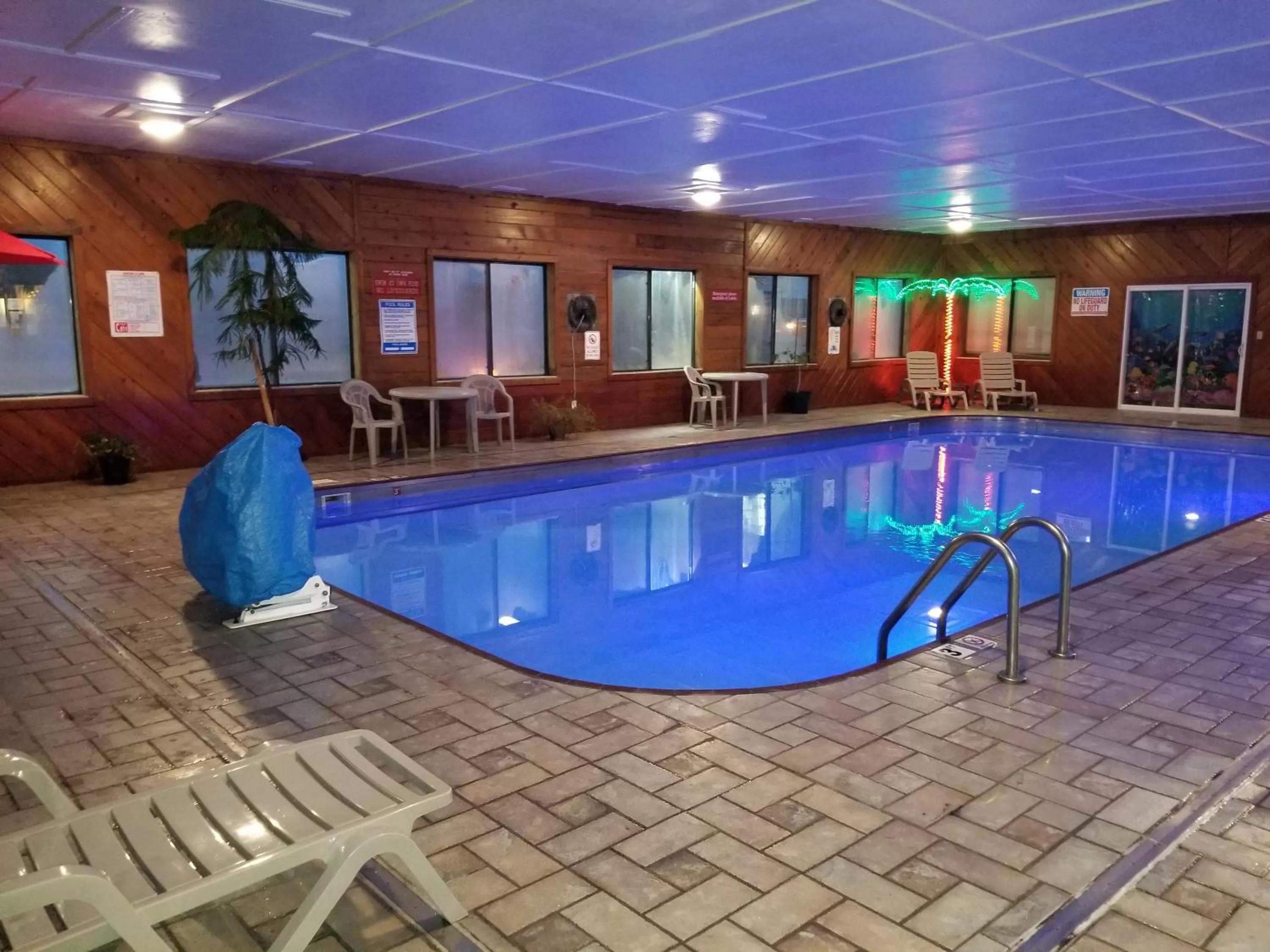 Swimming pool in Super 8 by Wyndham Ottumwa