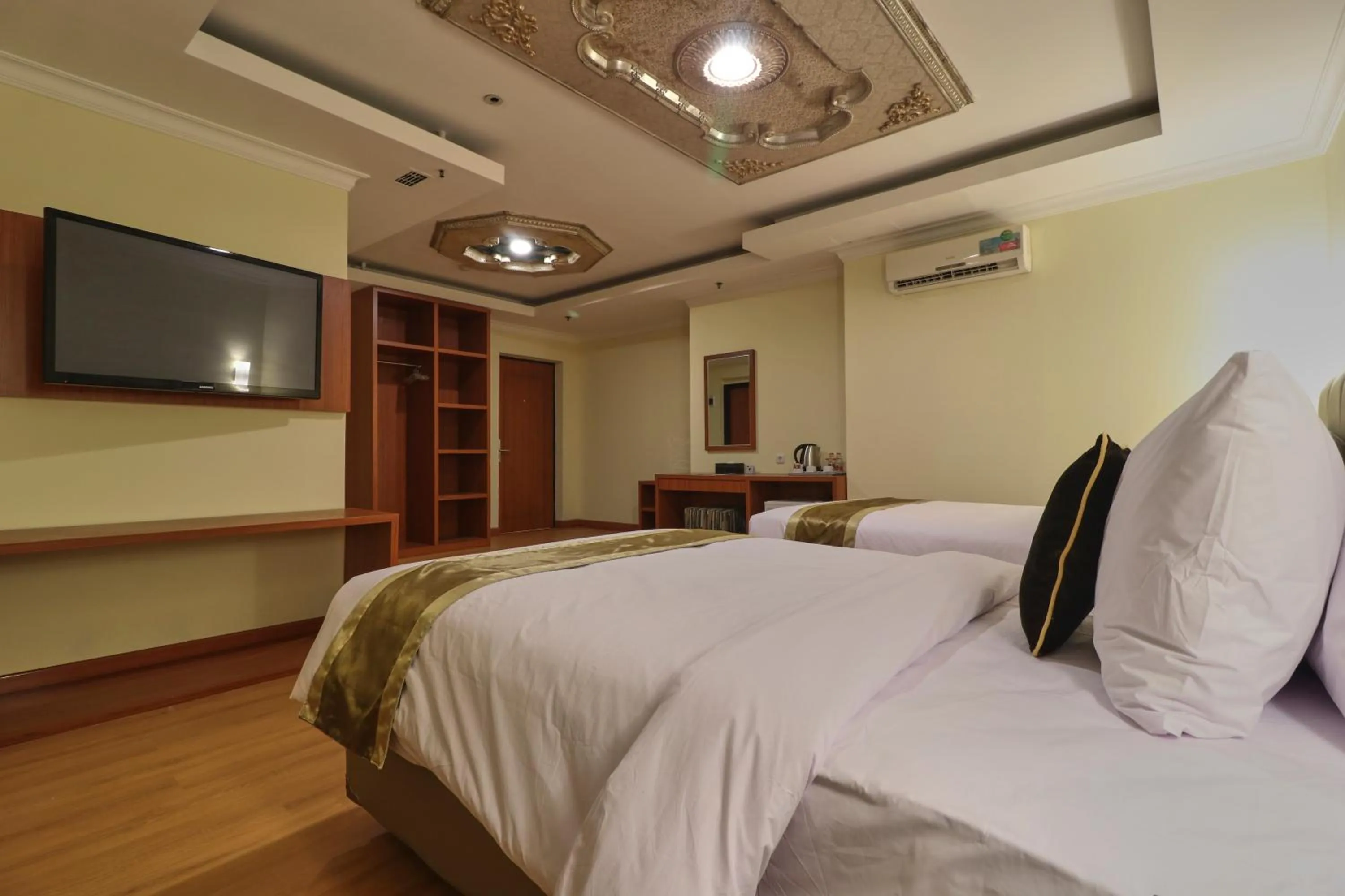 Photo of the whole room, Bed in Coins Hotel Jakarta