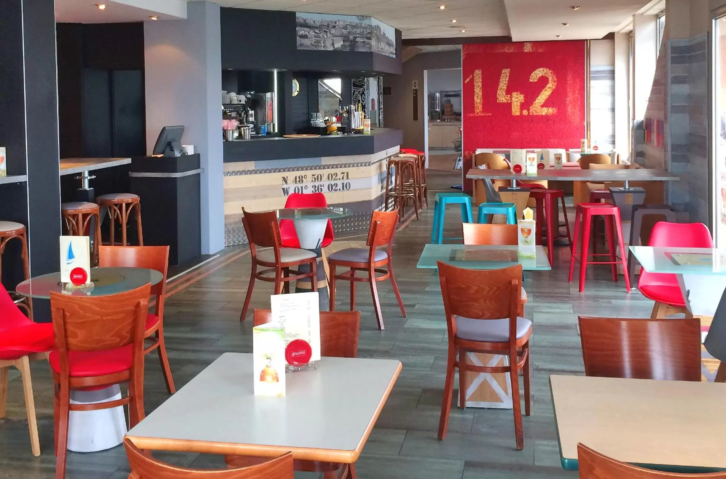 Lounge or bar in ibis Granville Port De Plaisance