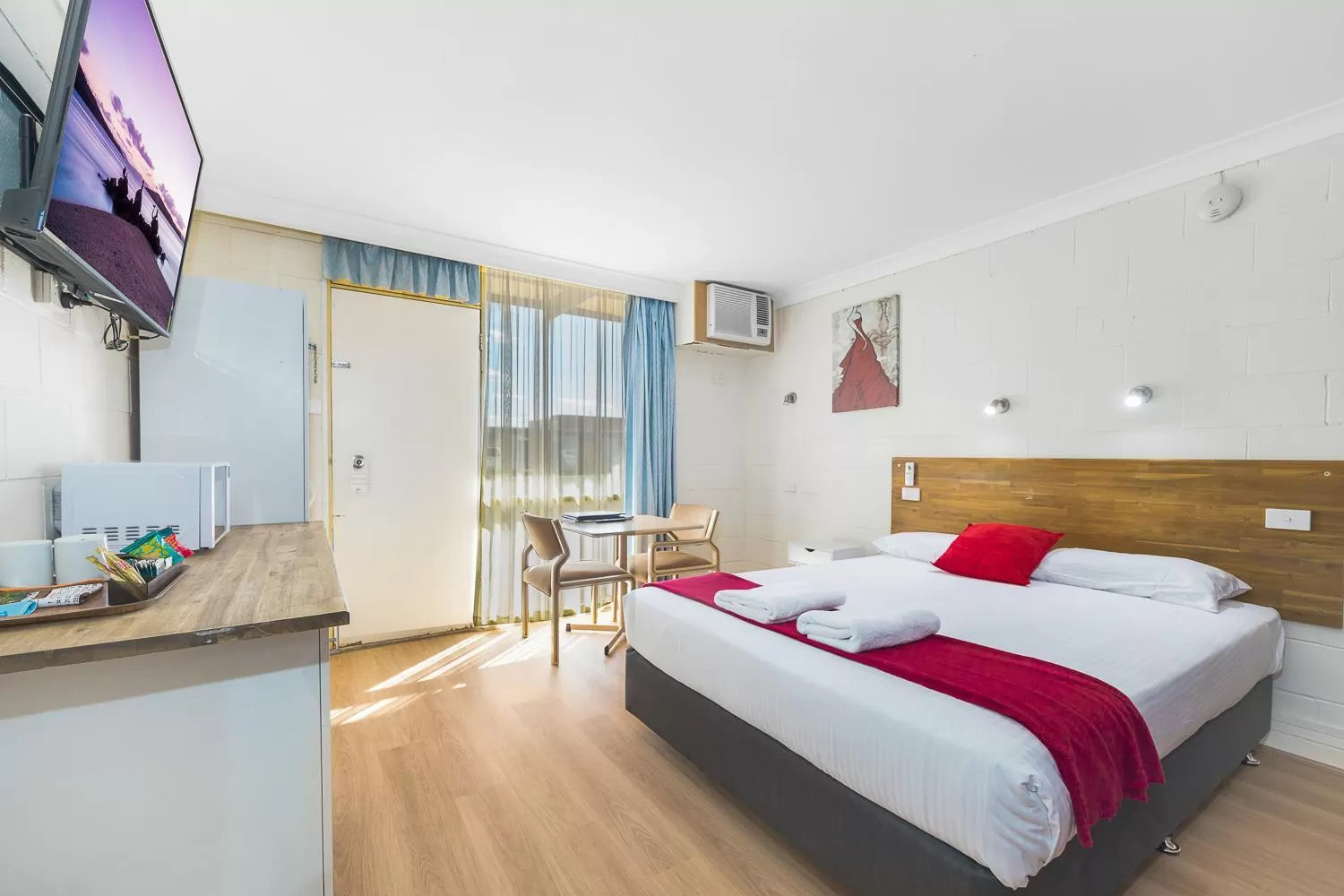 Bed in Plainsman Motel