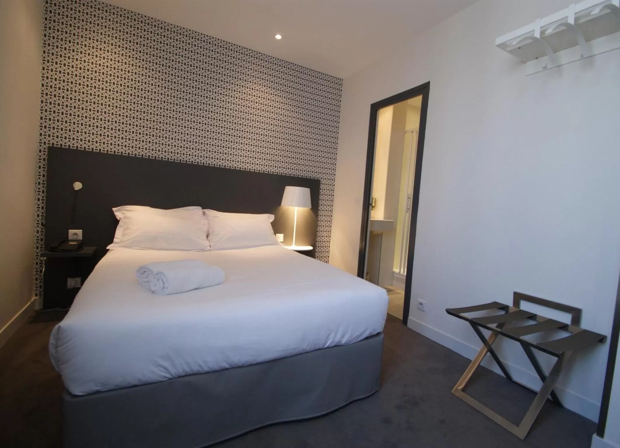 Bedroom, Bed in Parici Hôtel Boulogne Billancourt