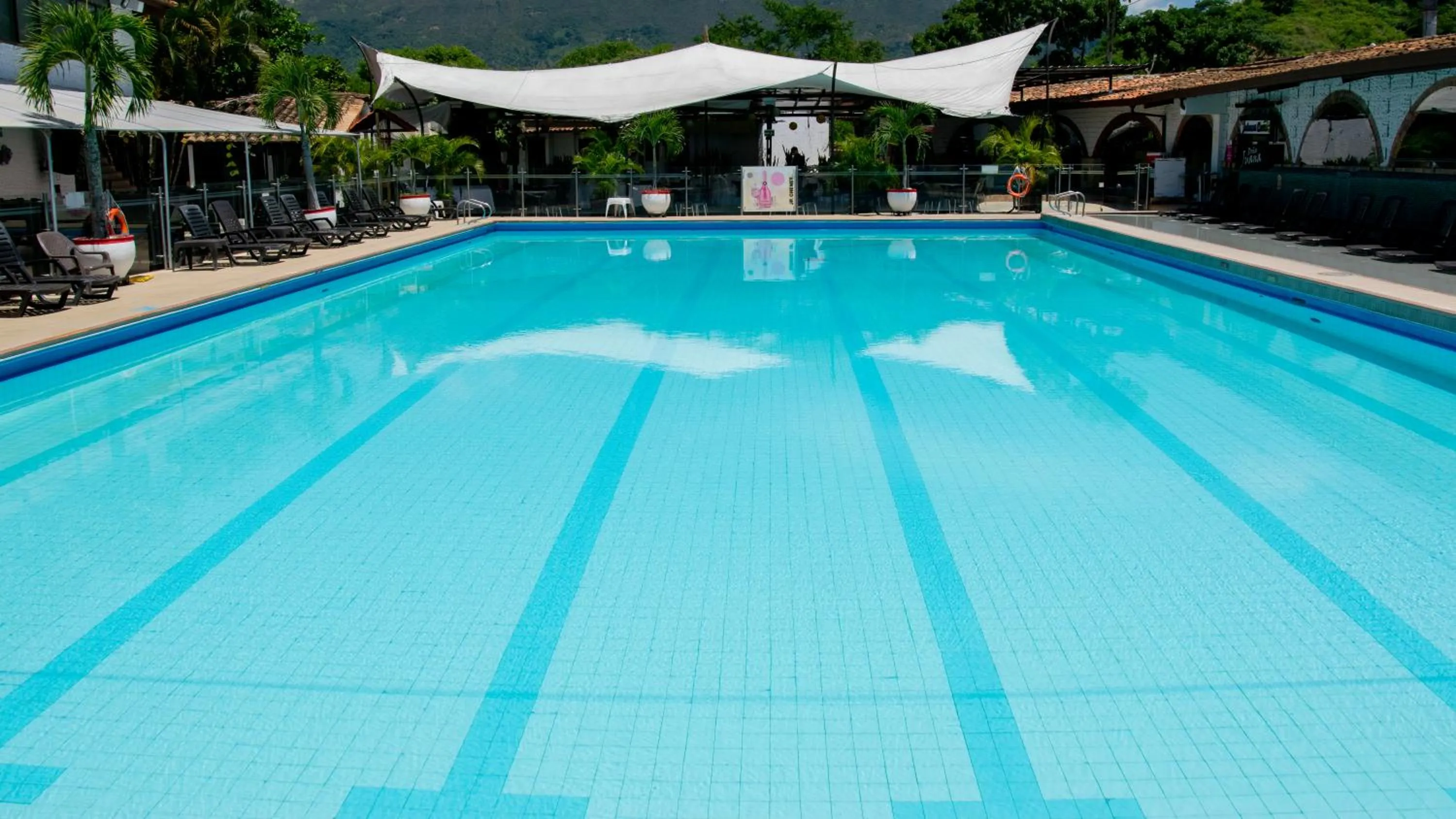 Swimming pool in Hotel San Juan Internacional