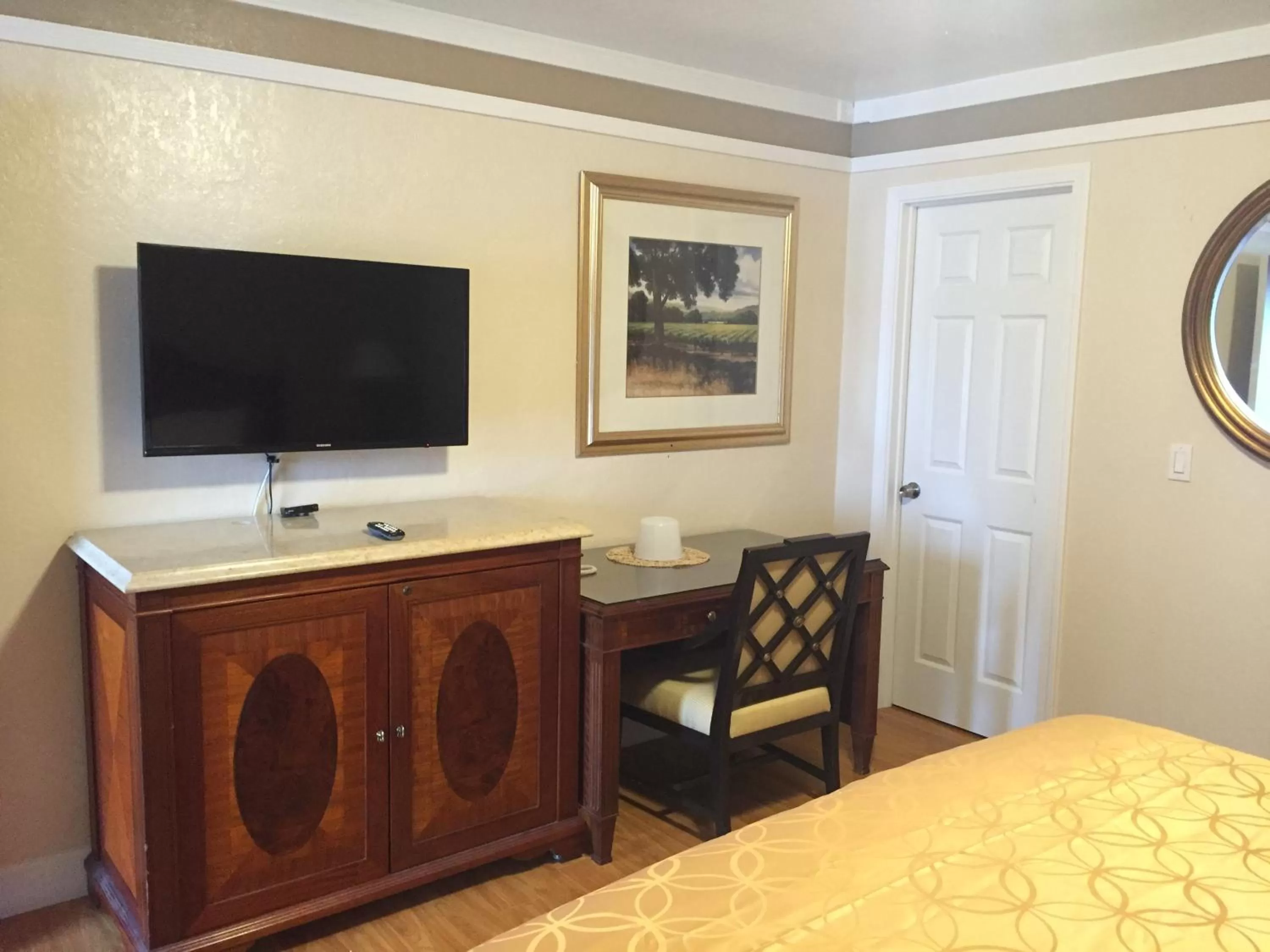 Photo of the whole room, TV/Entertainment Center in Wagon Wheel Motel