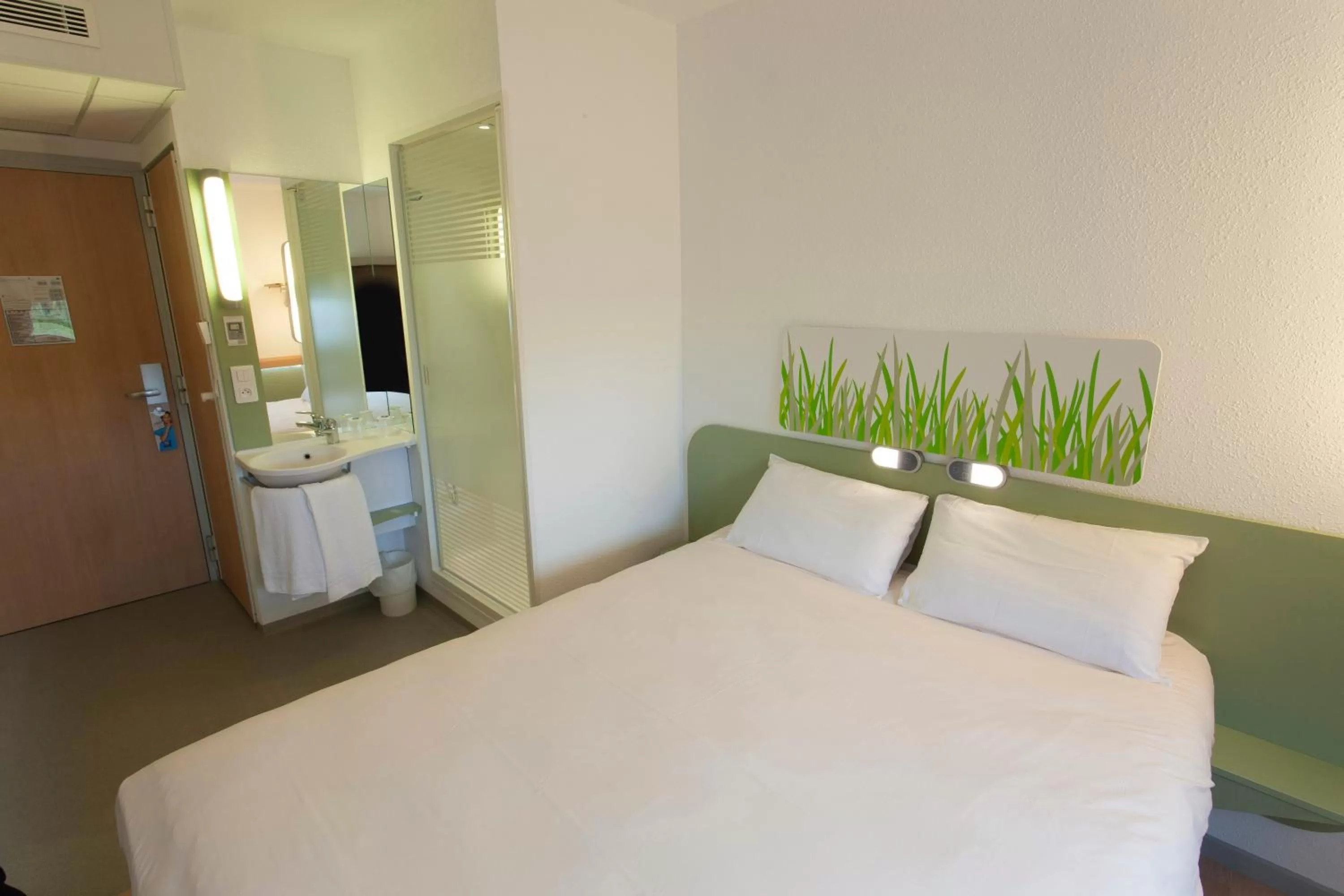 Photo of the whole room, Bed in ibis budget Cherbourg - La Glacerie