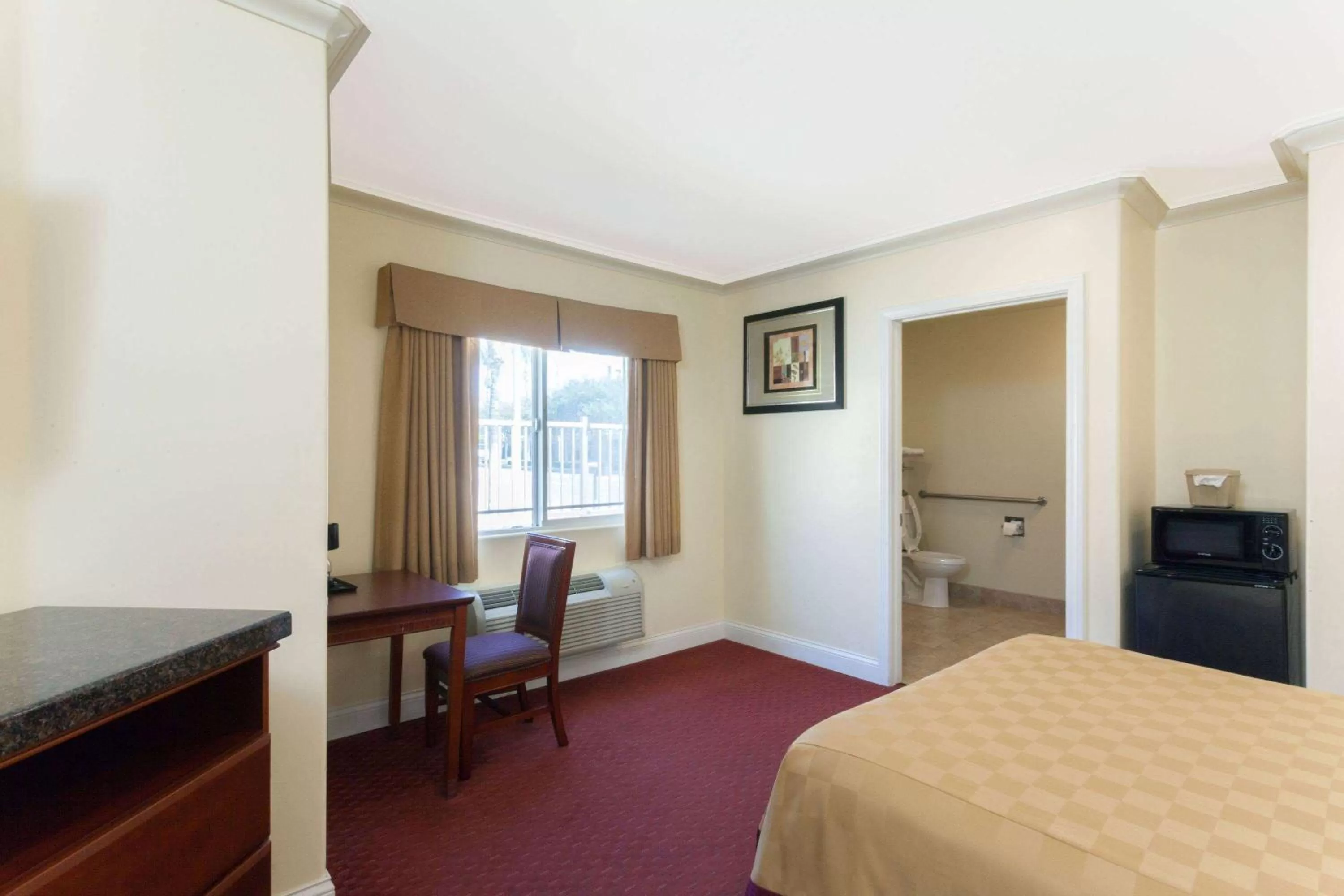 Photo of the whole room, Bed in Travelodge by Wyndham Brea
