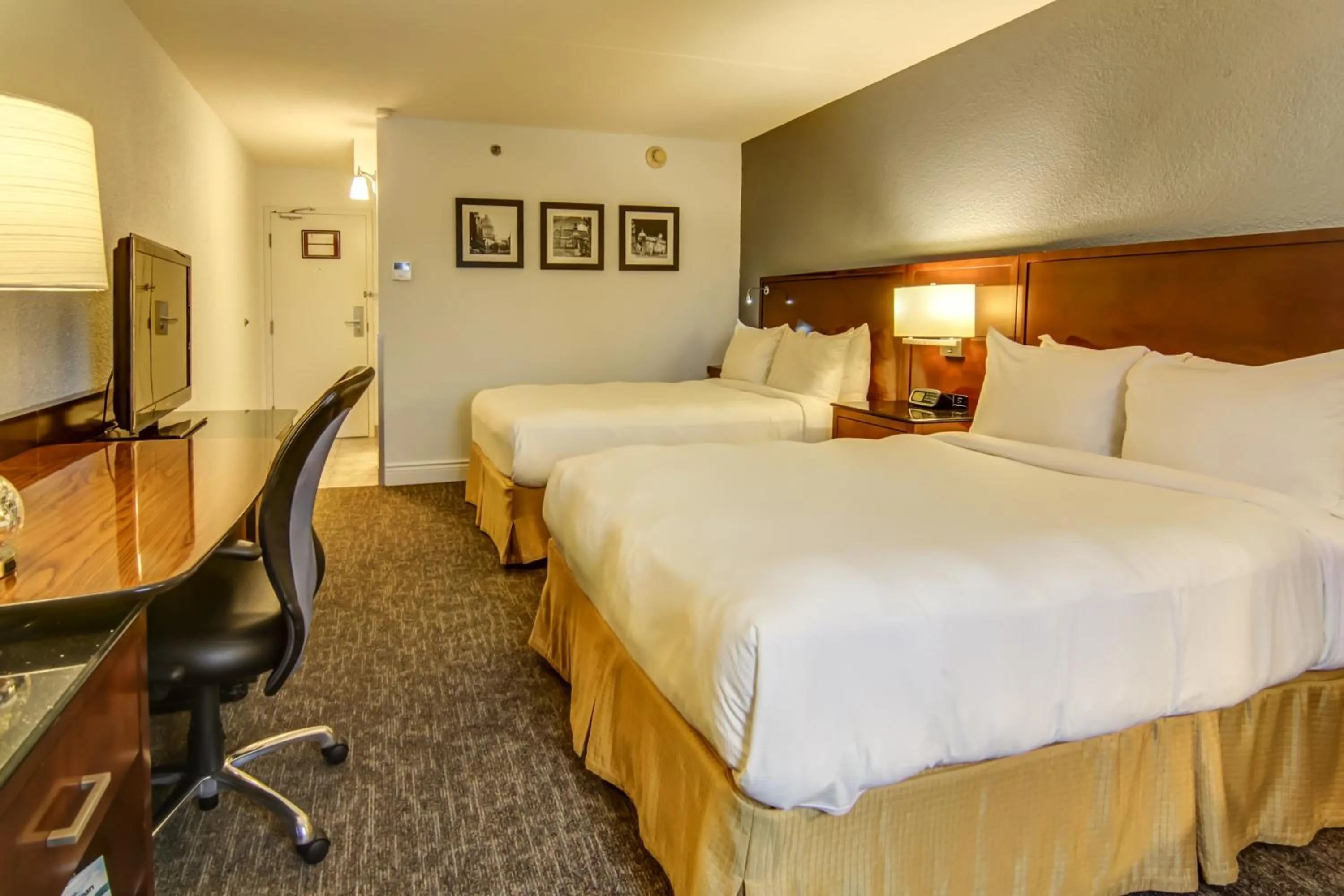 Photo of the whole room, Bed in La Saguenéenne - Hôtel et Centre de Congrès