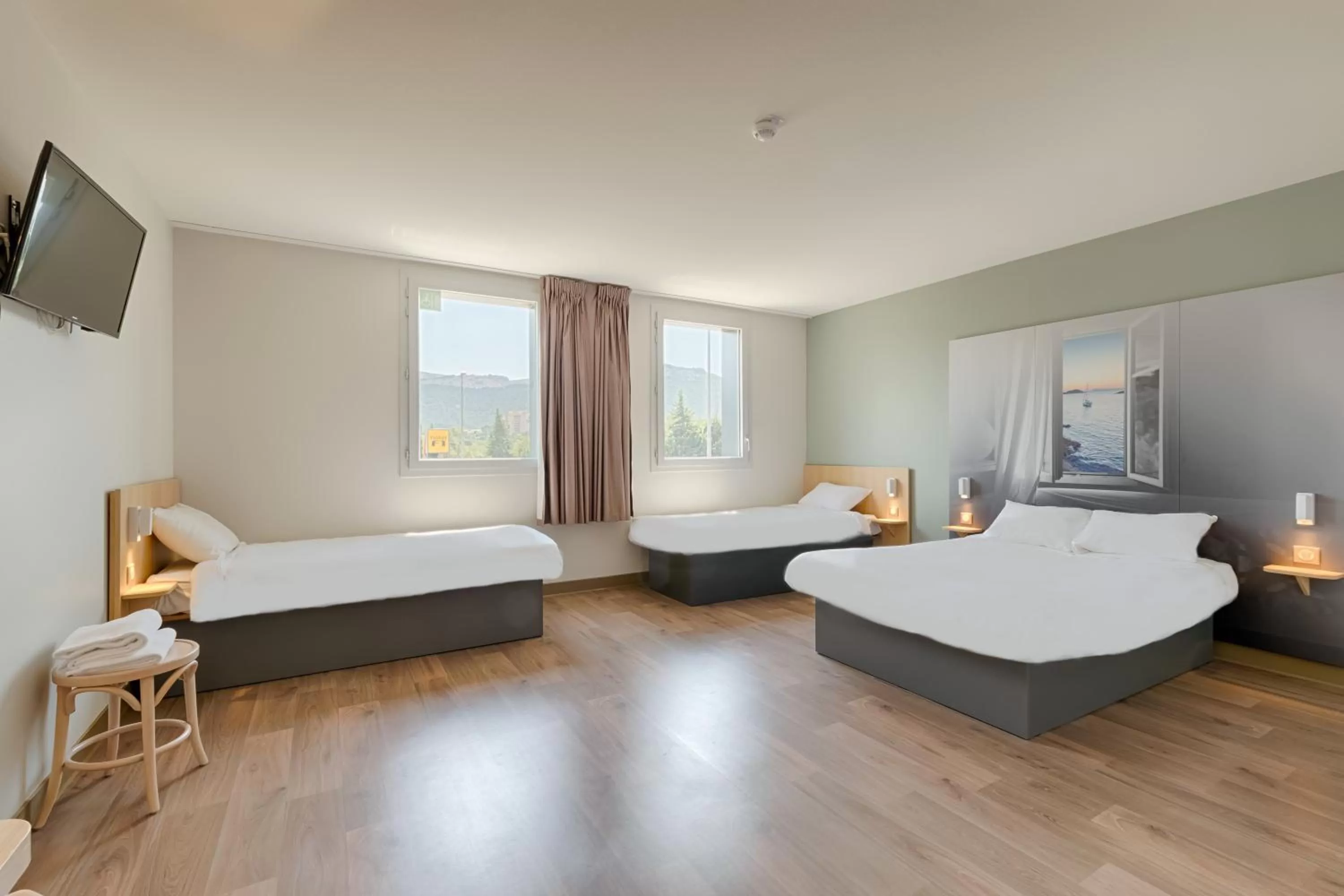 Bedroom, Bed in B&B HOTEL Marseille Aéroport Saint-Victoret