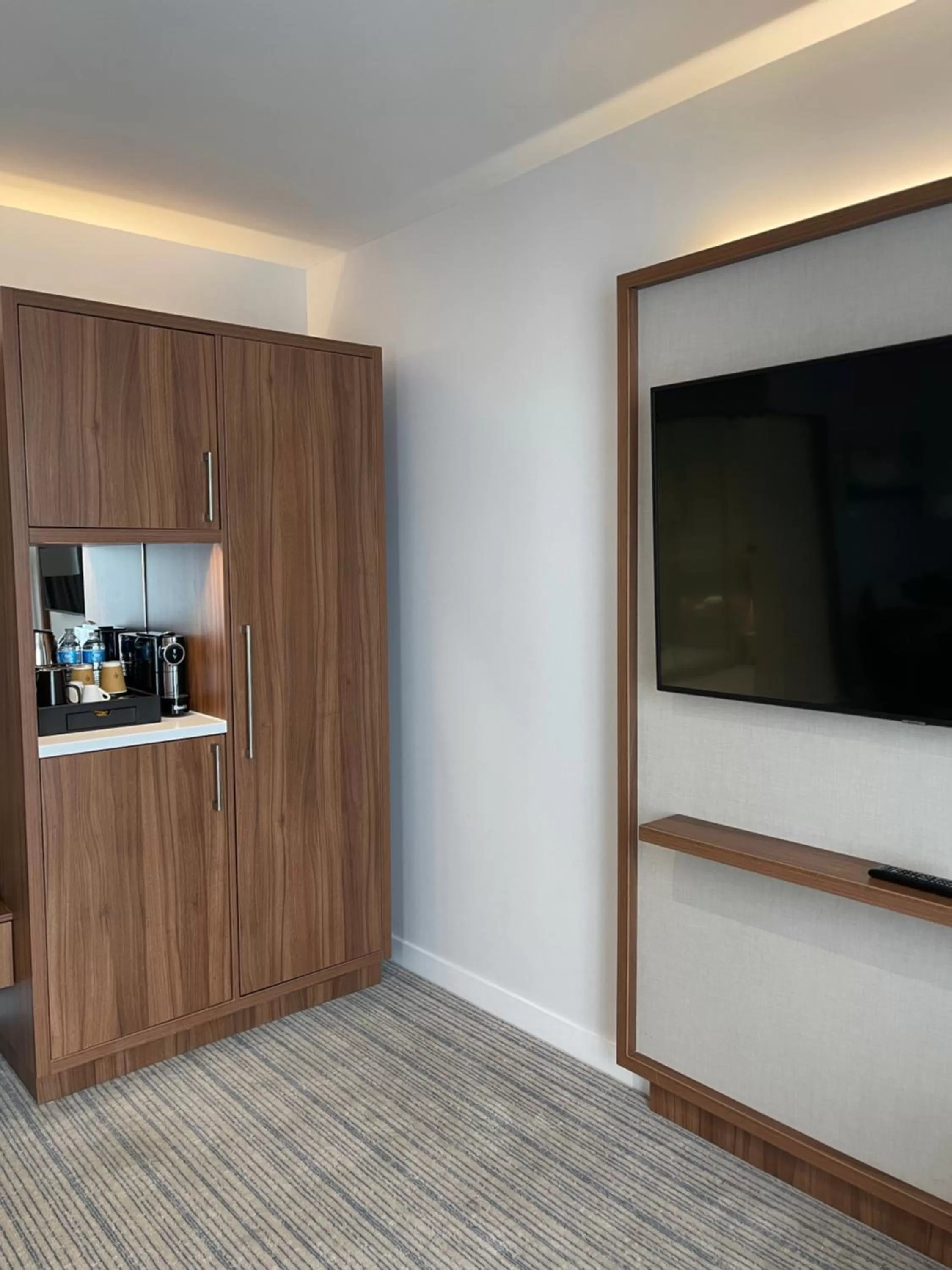 TV and multimedia in Courtyard by Marriott London Heathrow Airport