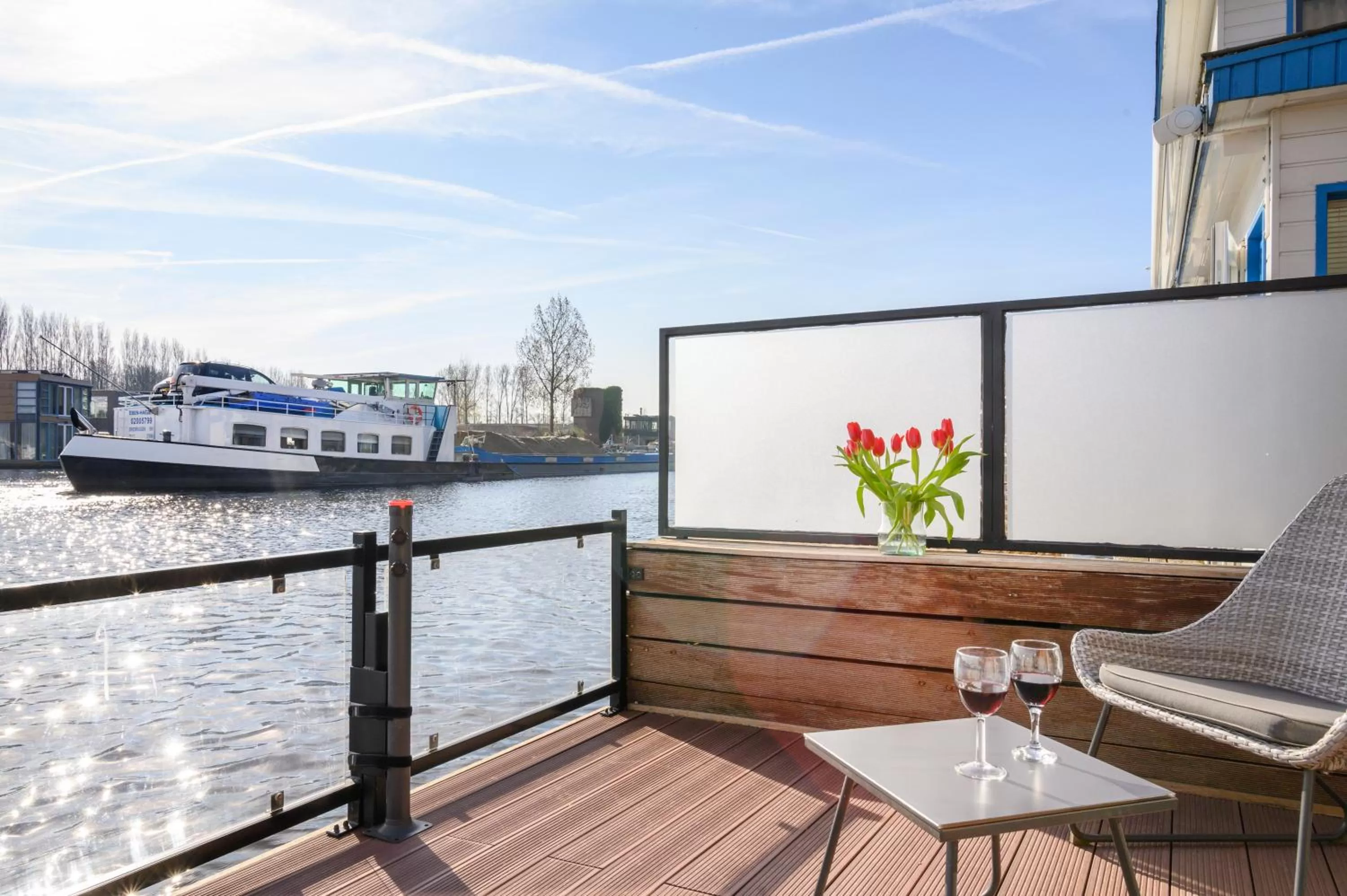 Balcony/Terrace in Houseboat studio with canalview and free bikes