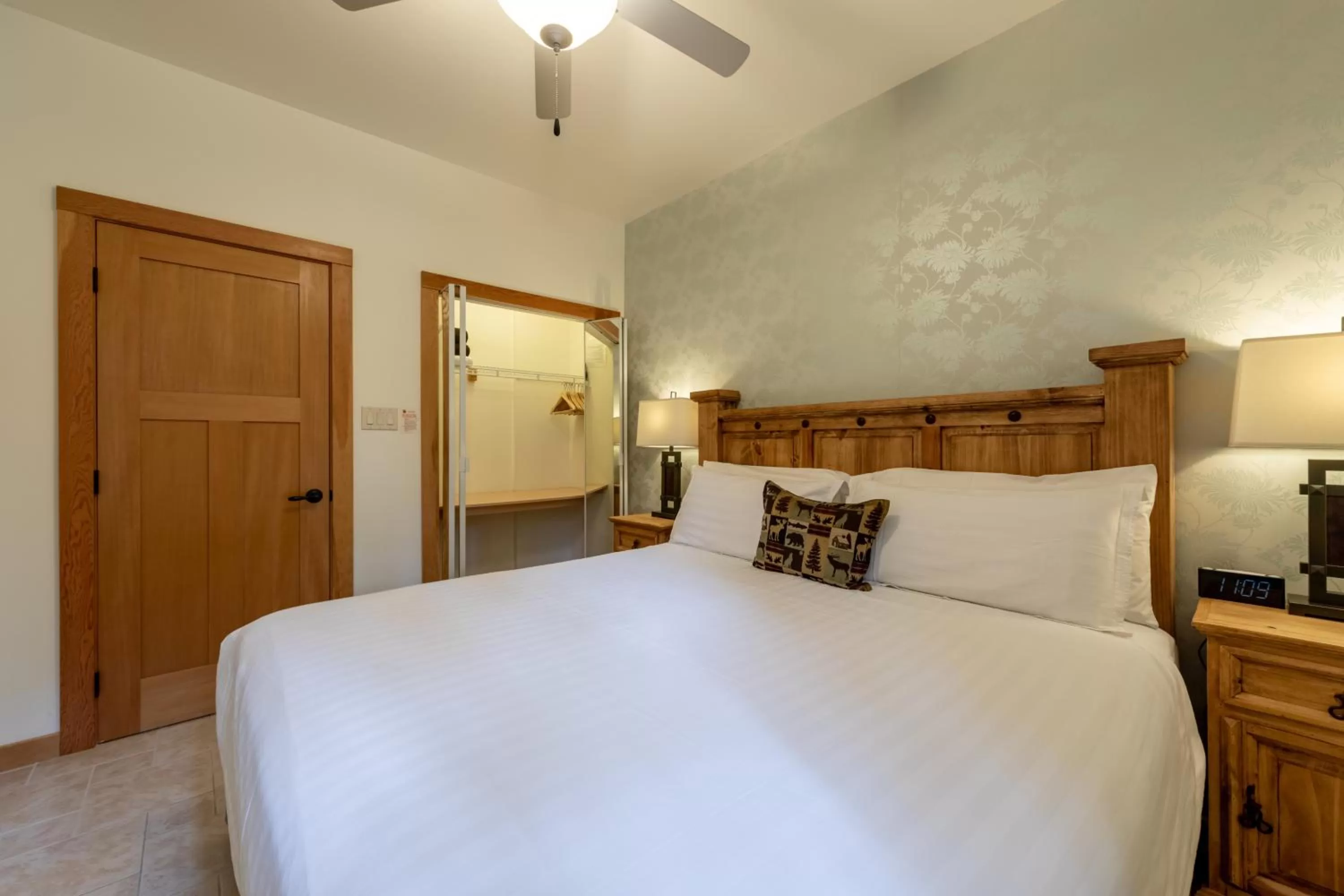 Bedroom, Bed in Canyon Ridge Lodge