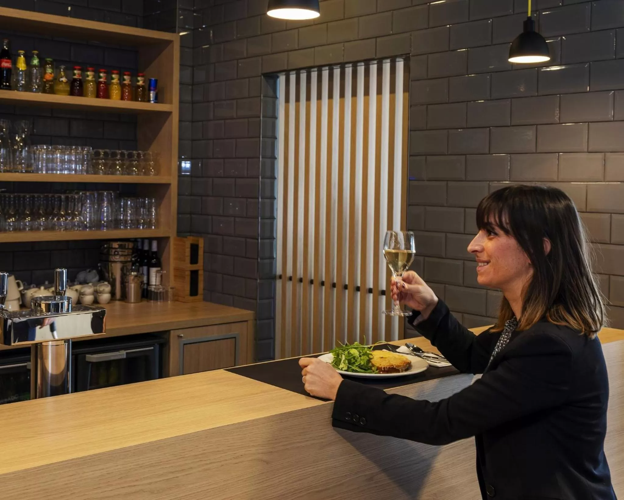 Lounge or bar in Holiday Inn Express - Nice - Grand Arenas by IHG