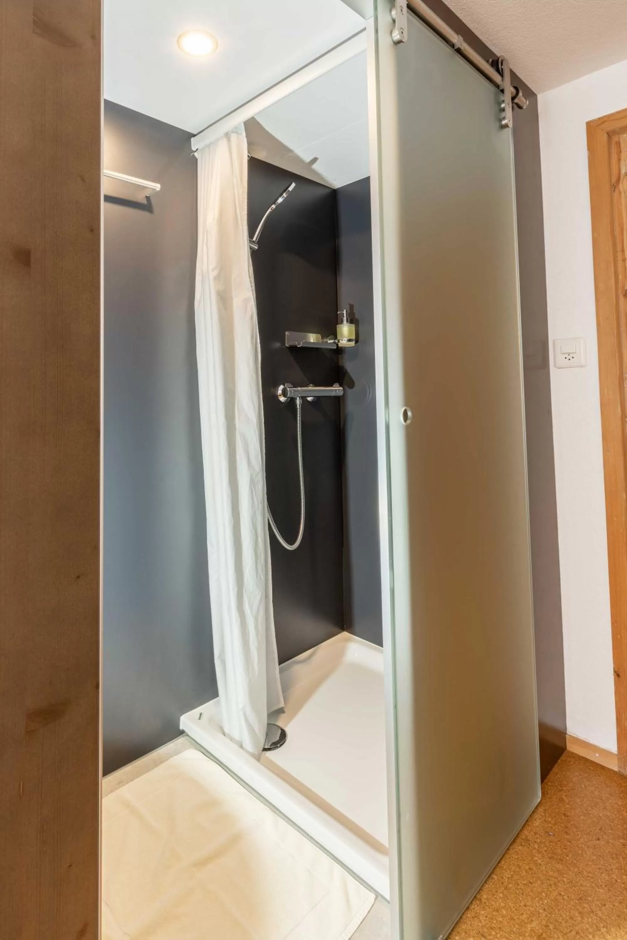 Shower, Bathroom in Gasthaus Rössli