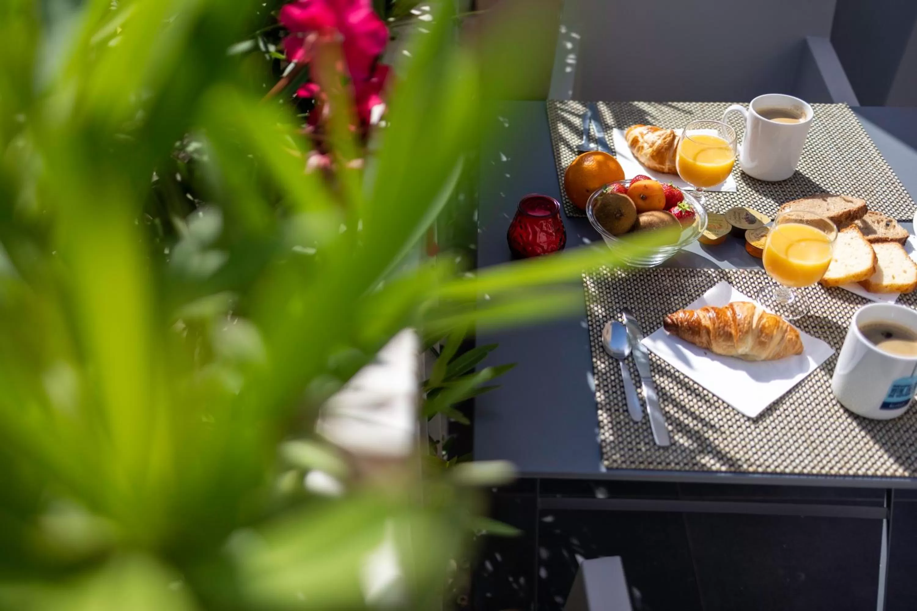 Breakfast in Hôtel restaurant Kyriad Fréjus