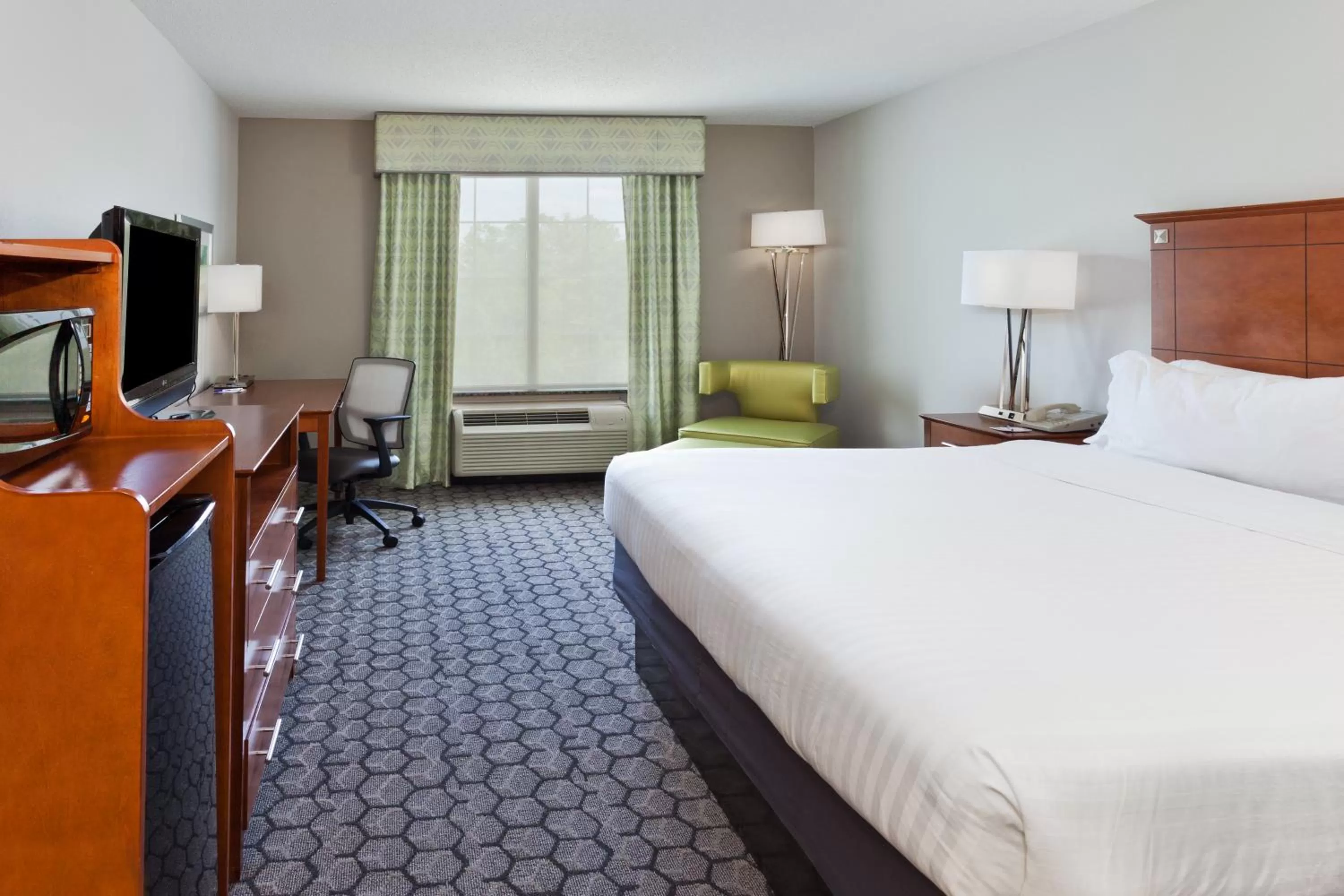 Photo of the whole room, Bed in Holiday Inn Express Phenix City-Fort Benning by IHG