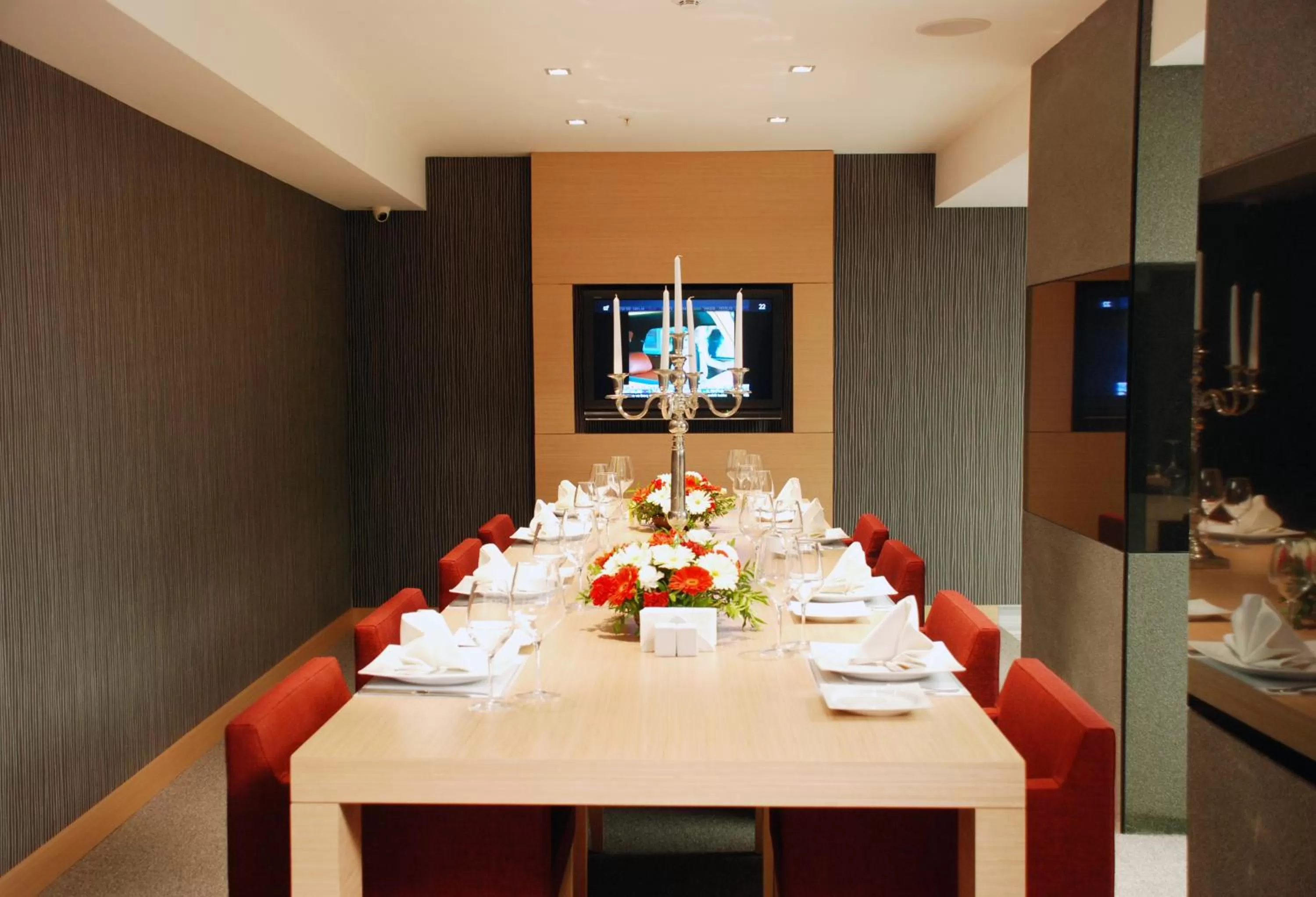 Restaurant/places to eat in Met Hotel