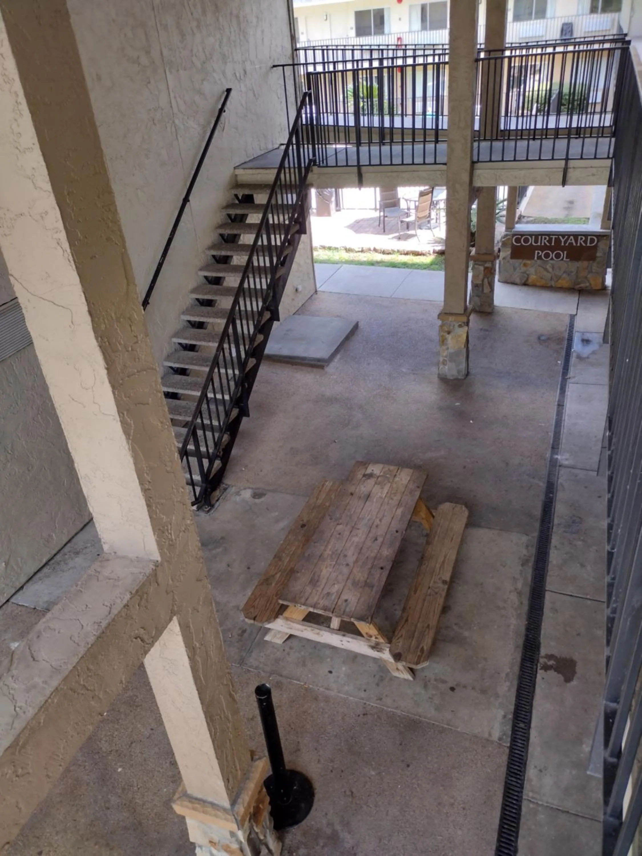 Inner courtyard view in Capital O Hotel Richmond Hill/Savannah area I-95