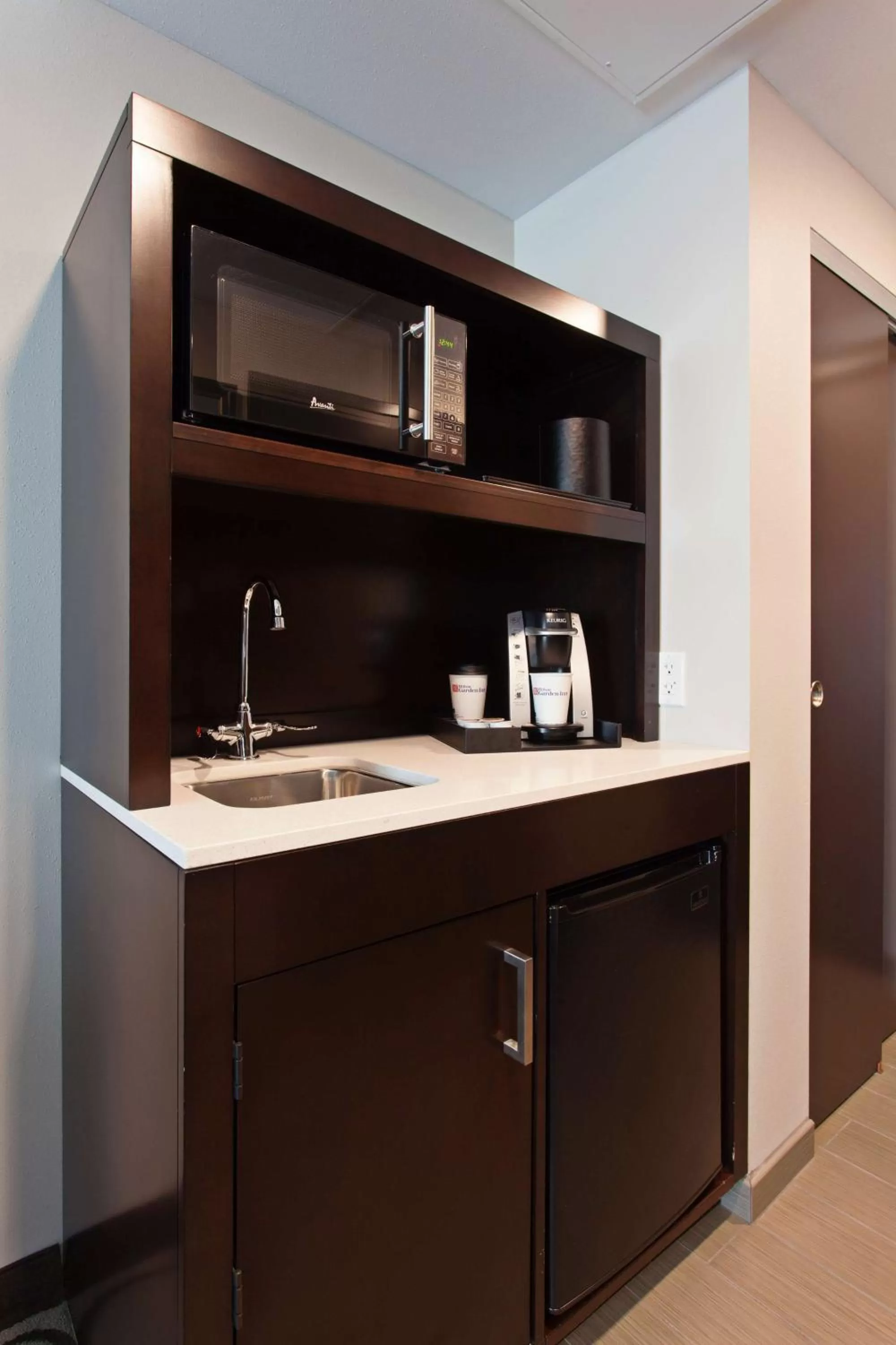 Kitchen or kitchenette in Hilton Garden Inn Irvine/Orange County Airport