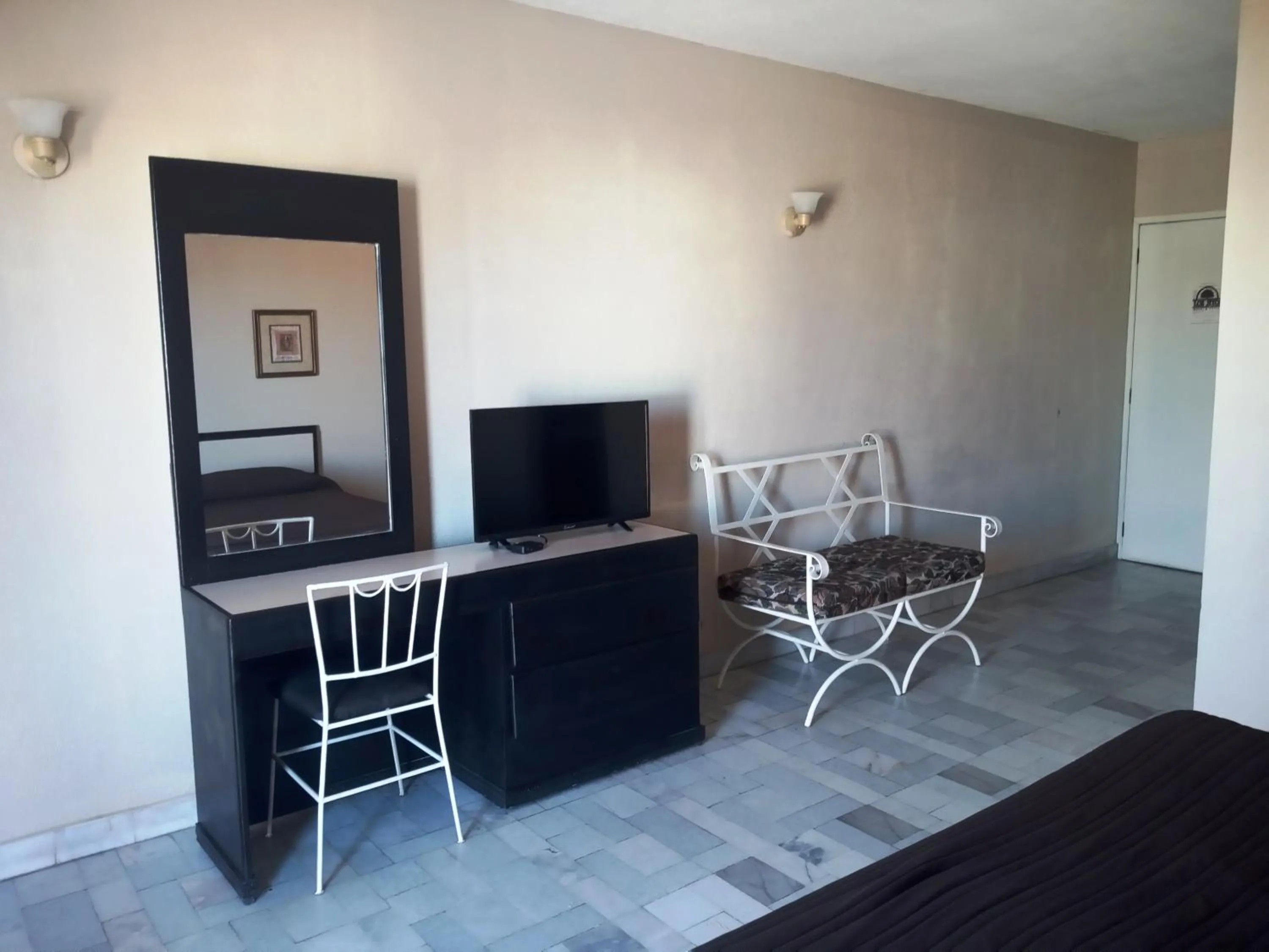 Los Jitos Hotel & Suites