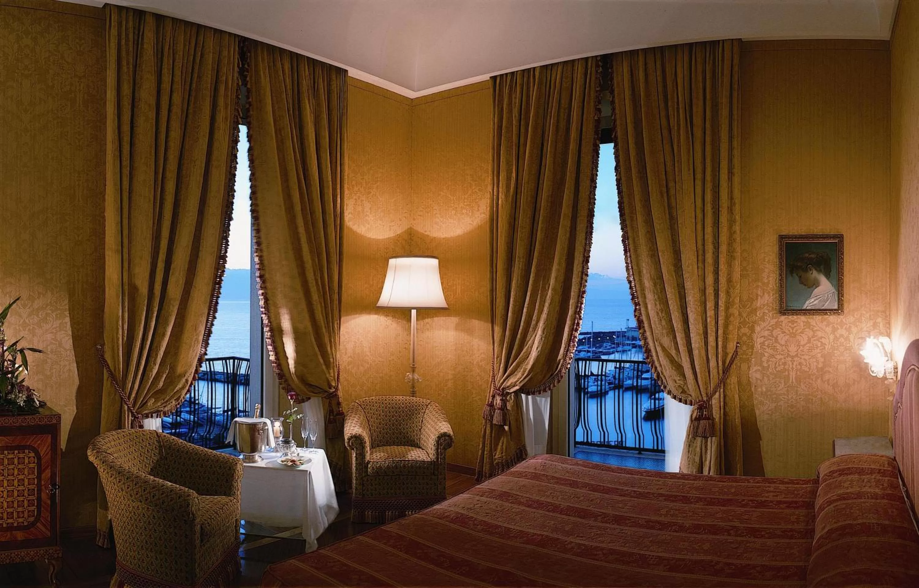 Photo of the whole room, Bed in Grand Hotel Vesuvio