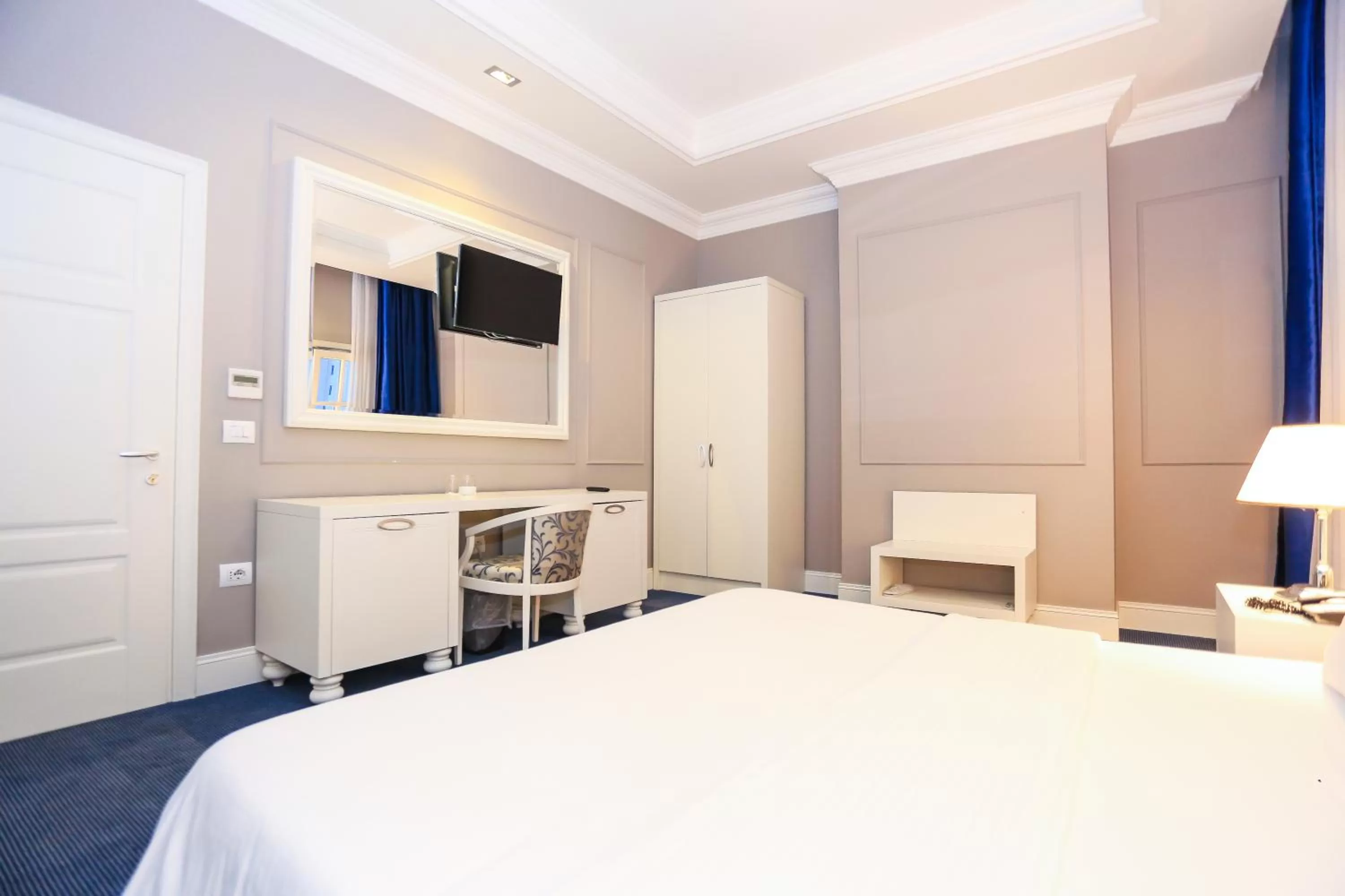 Bedroom, Bed in Hotel Monarch