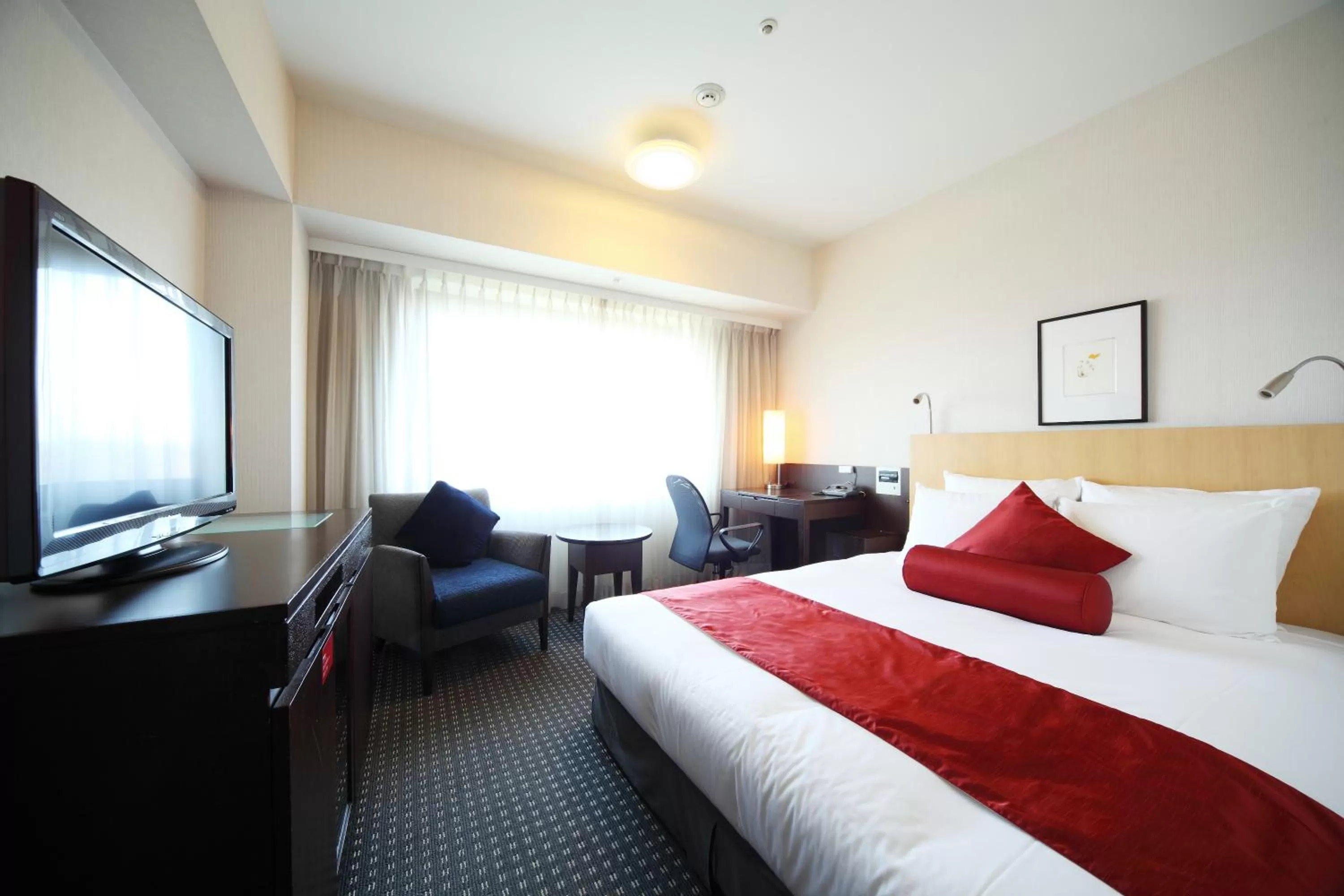 Photo of the whole room, Bed in ANA Crowne Plaza Narita by IHG