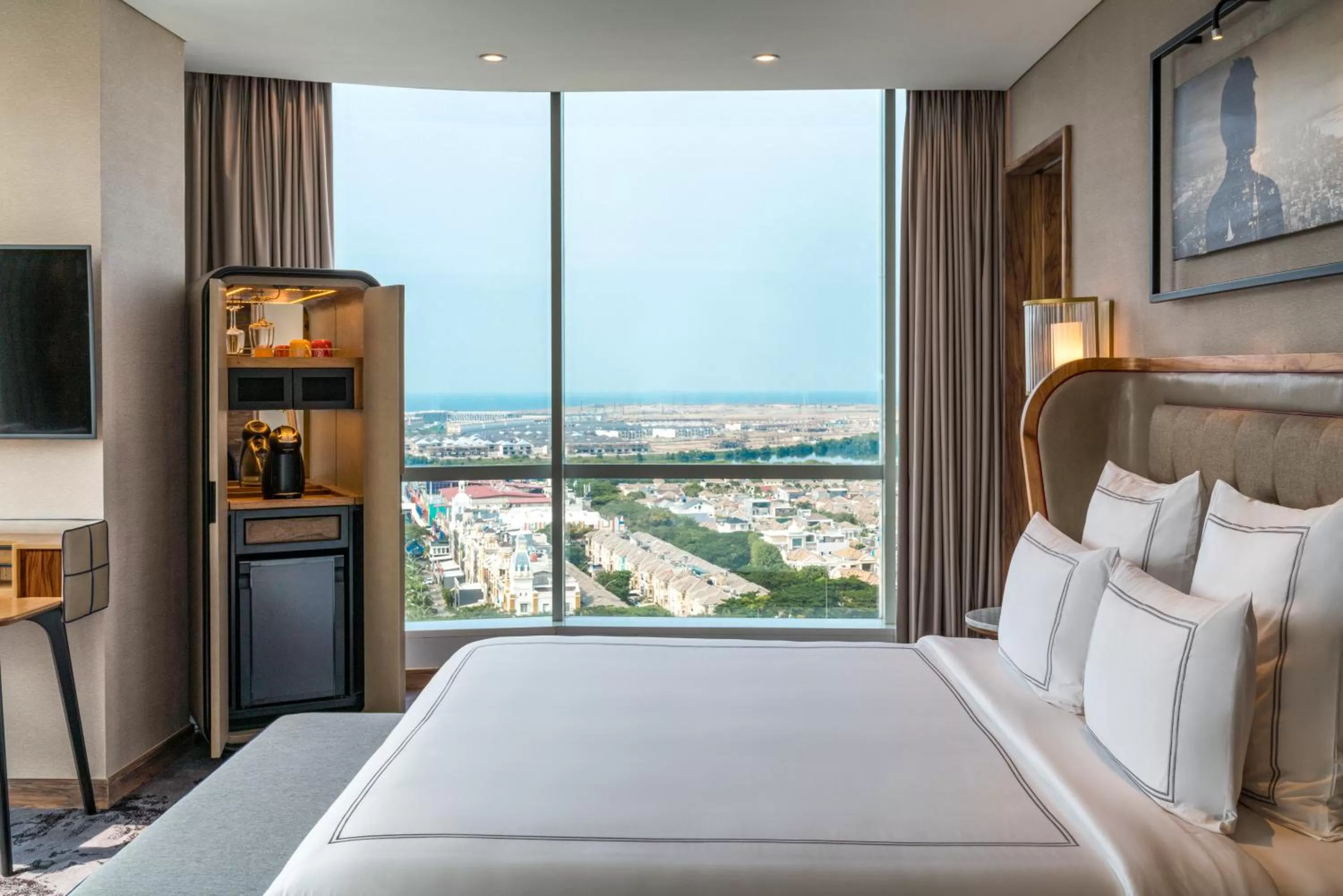 Photo of the whole room, Bed in Swissôtel Jakarta PIK Avenue