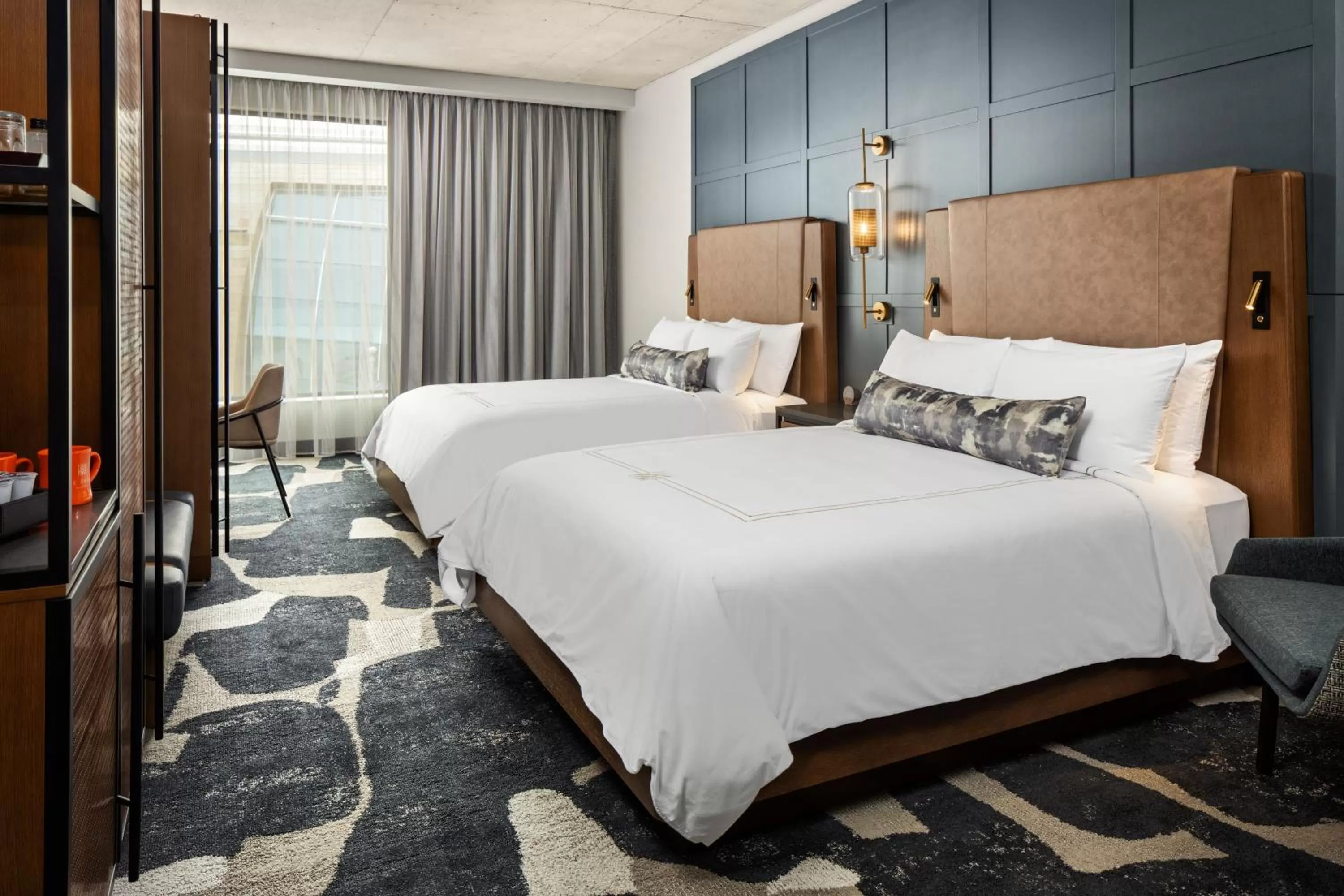 Guests, Bed in The Trade, Autograph Collection