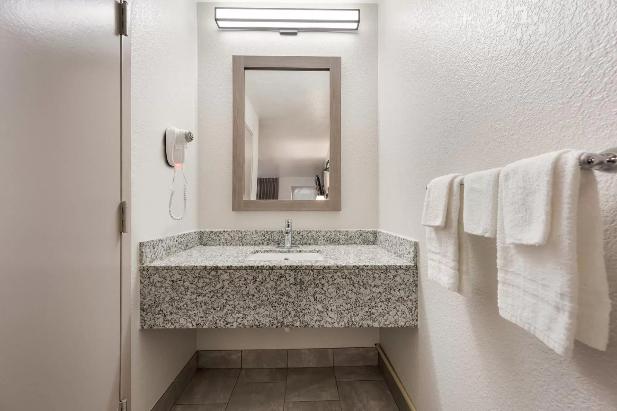 Bathroom in Red Roof Inn Birmingham South