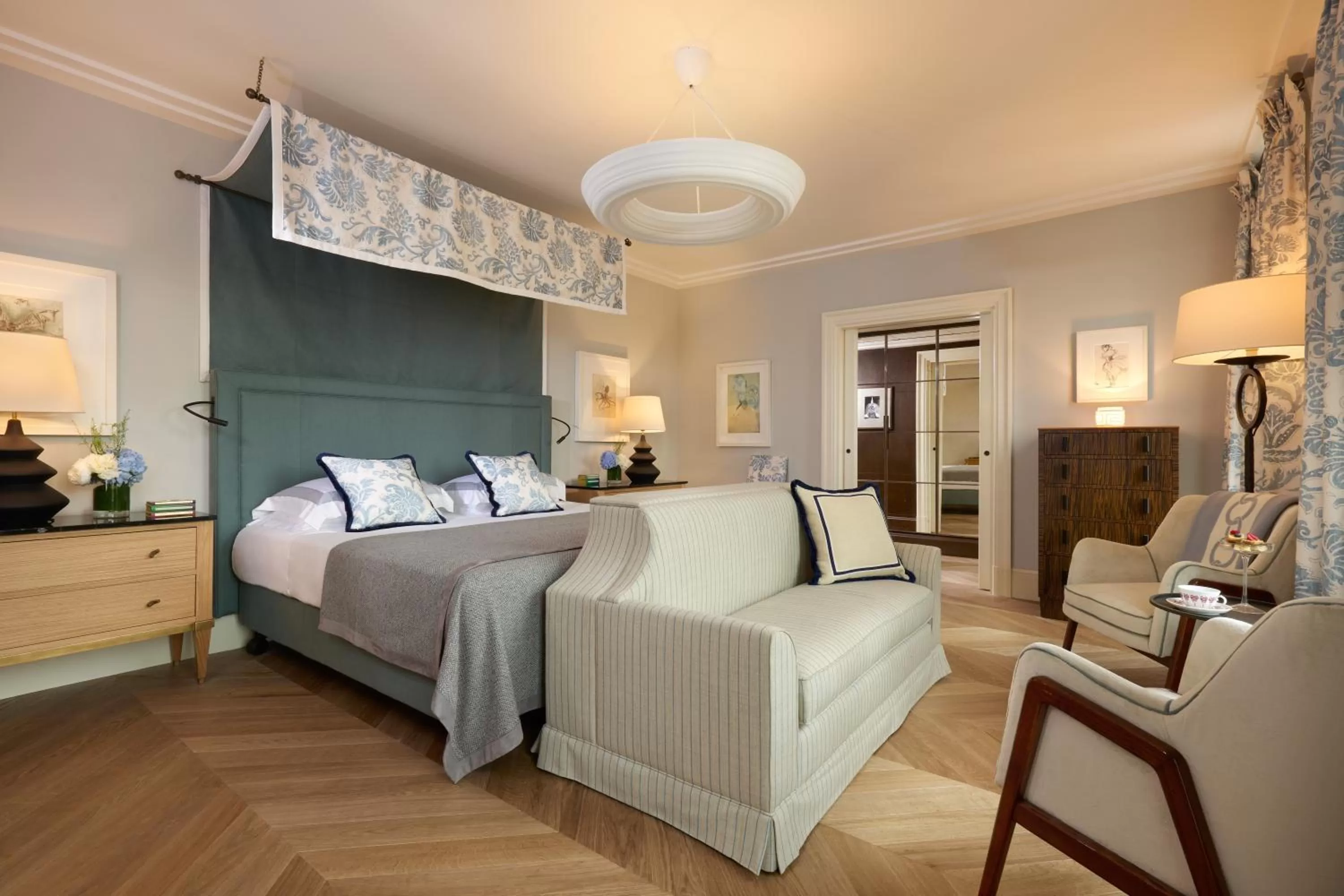 Balcony/Terrace, Bed in Rocco Forte Hotel De Russie