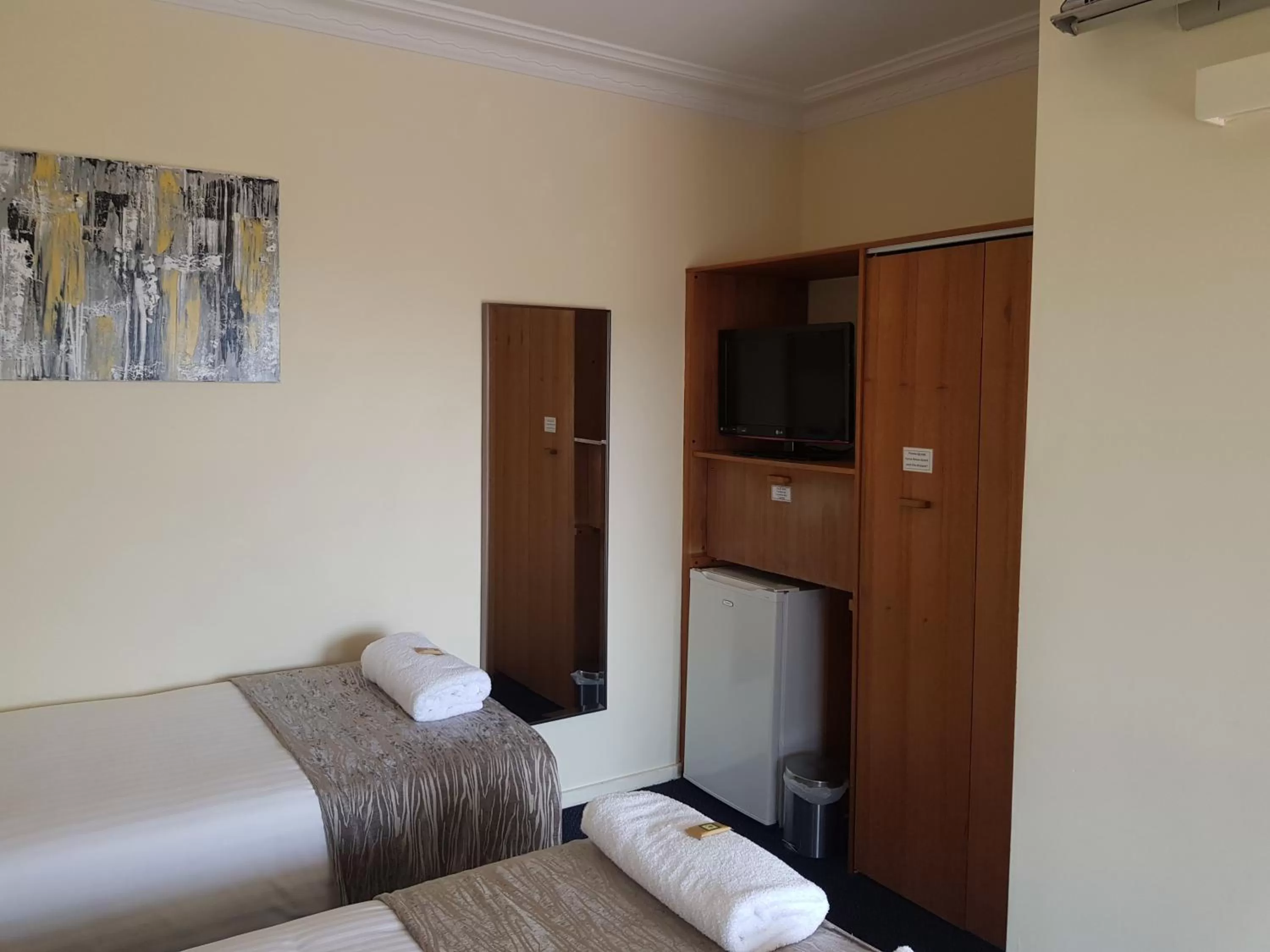 TV and multimedia, Bed in Maitland City Motel