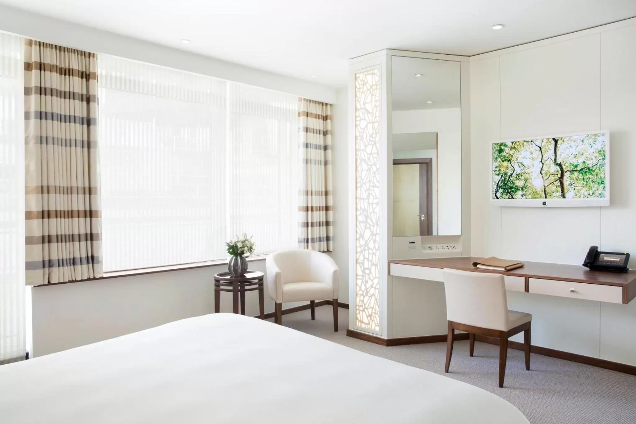 Photo of the whole room, Bed in COMO Metropolitan London