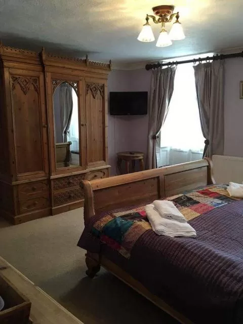 Day, Bed in The Old Well Inn