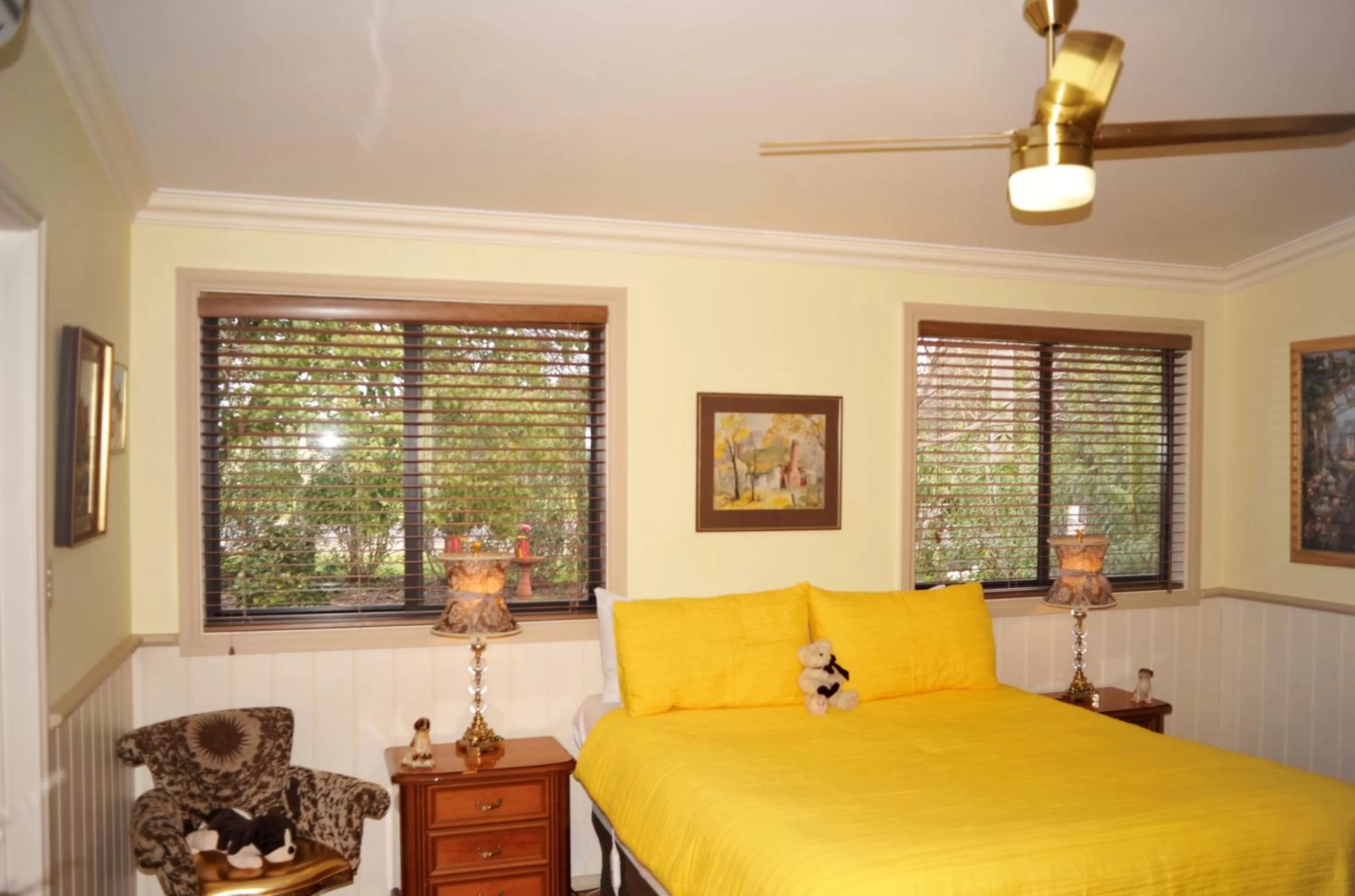 Bed in Must Love Dogs B&B & Self Contained Cottage