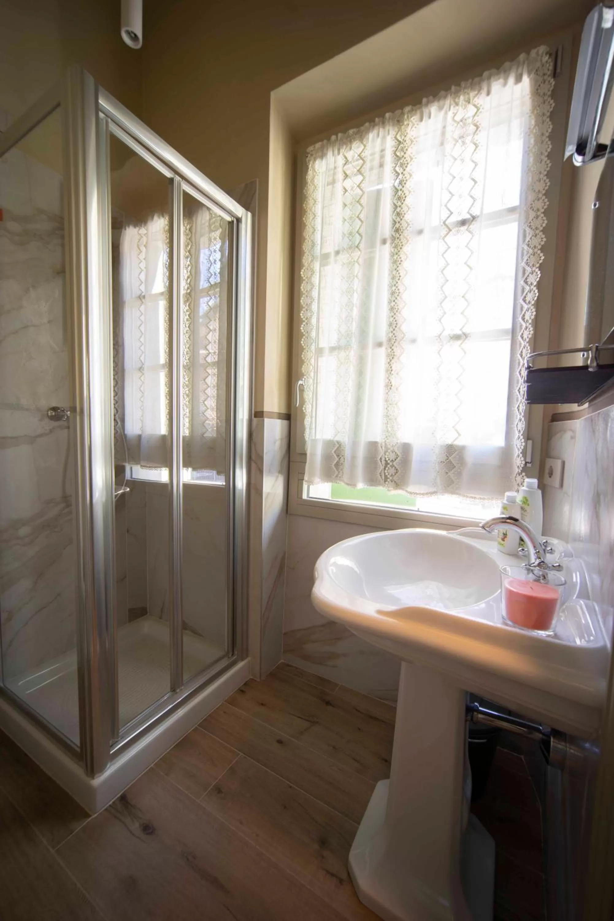 Shower, Bathroom in B&B SASSO DI ROCCA